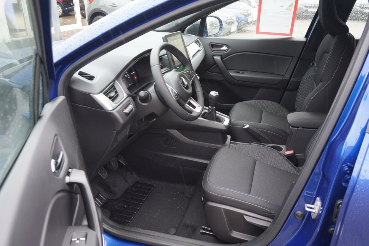 Renault Clio Innenraum blau – Fahrersitz, Lenkrad und Cockpit in schwarz