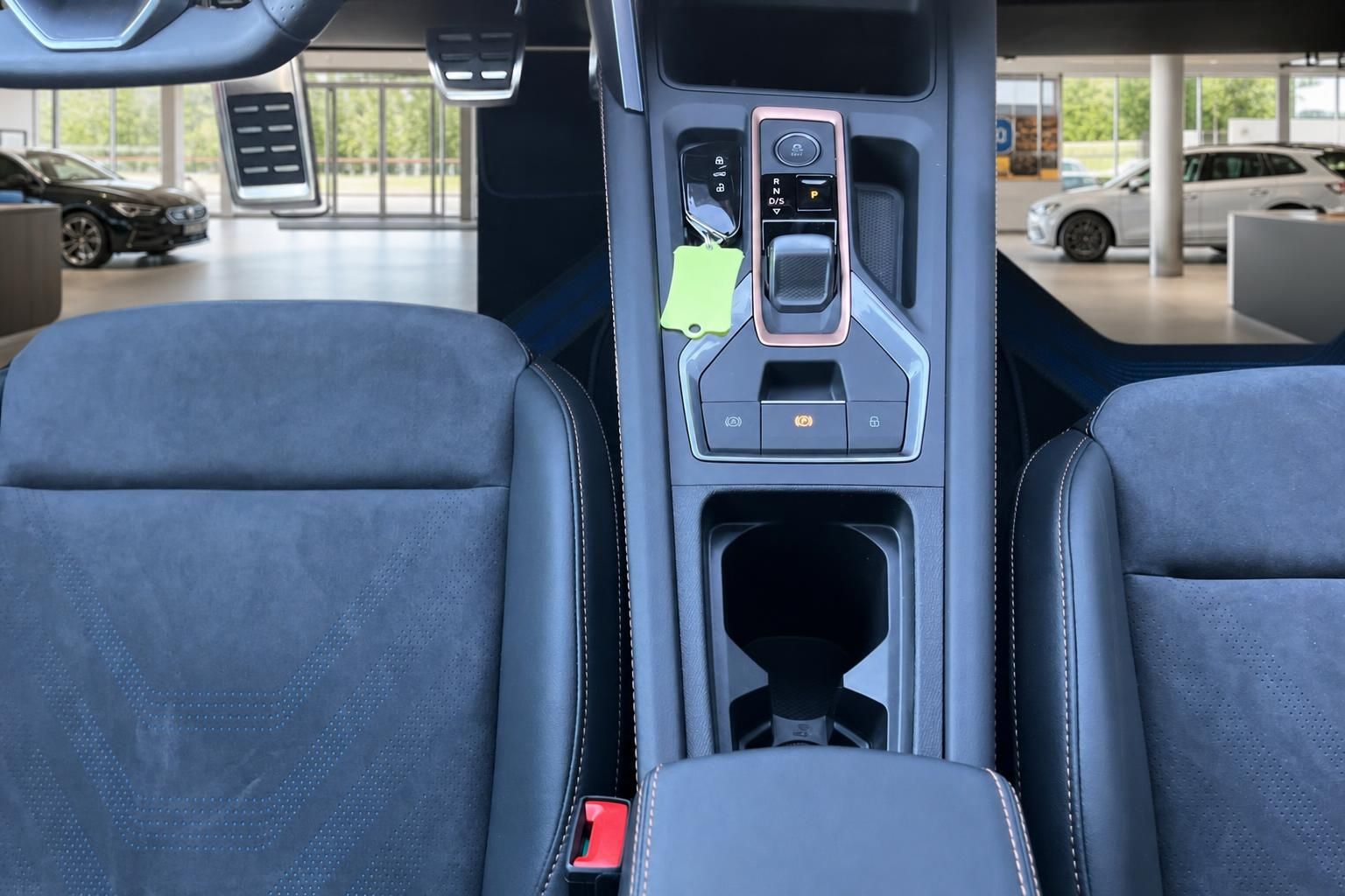 Mittelkonsole mit Automatikwahlhebel und Sitzen im Fahrzeuginnenraum
