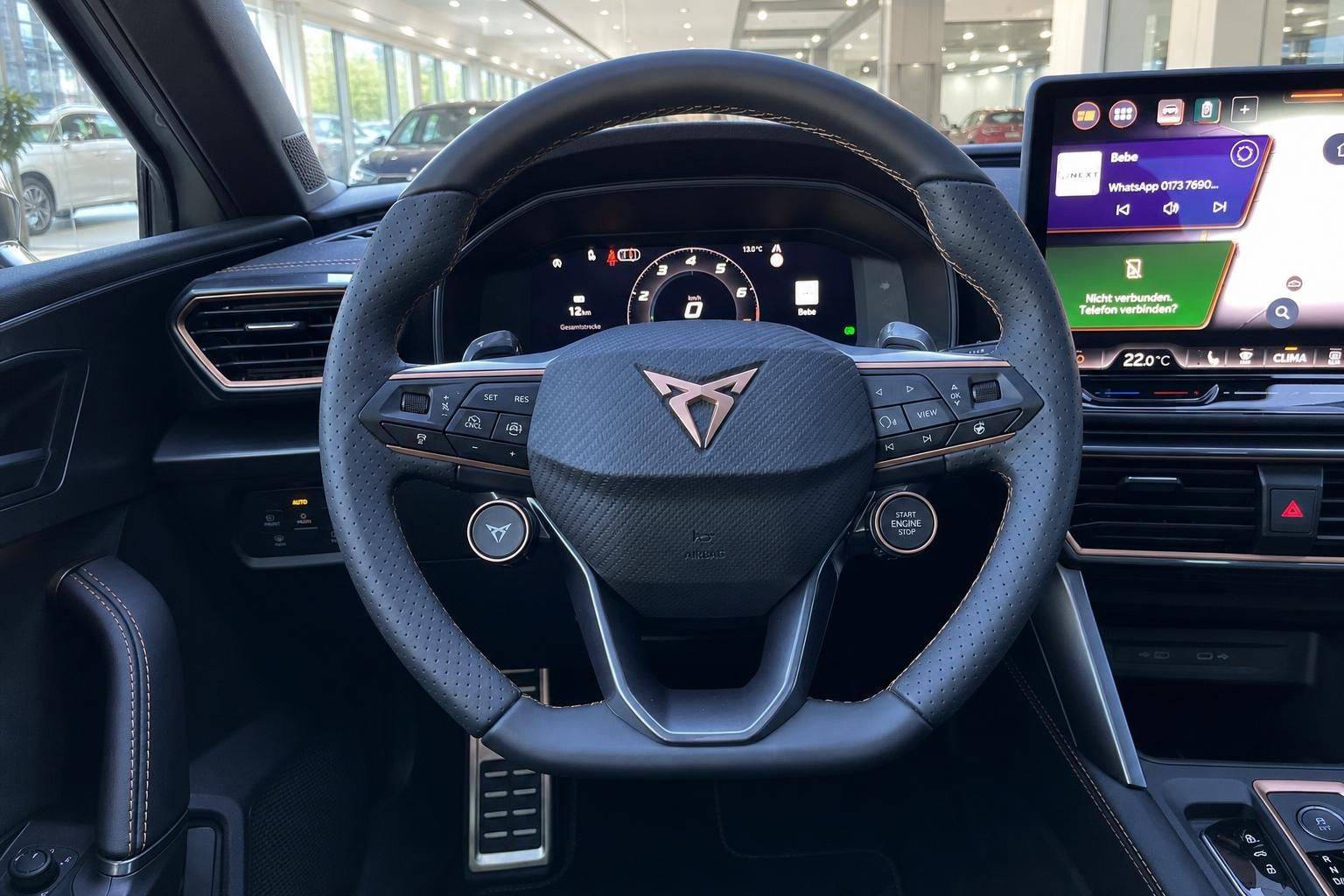 Cupra Sportlenkrad mit digitalem Cockpit und Infotainment-Display