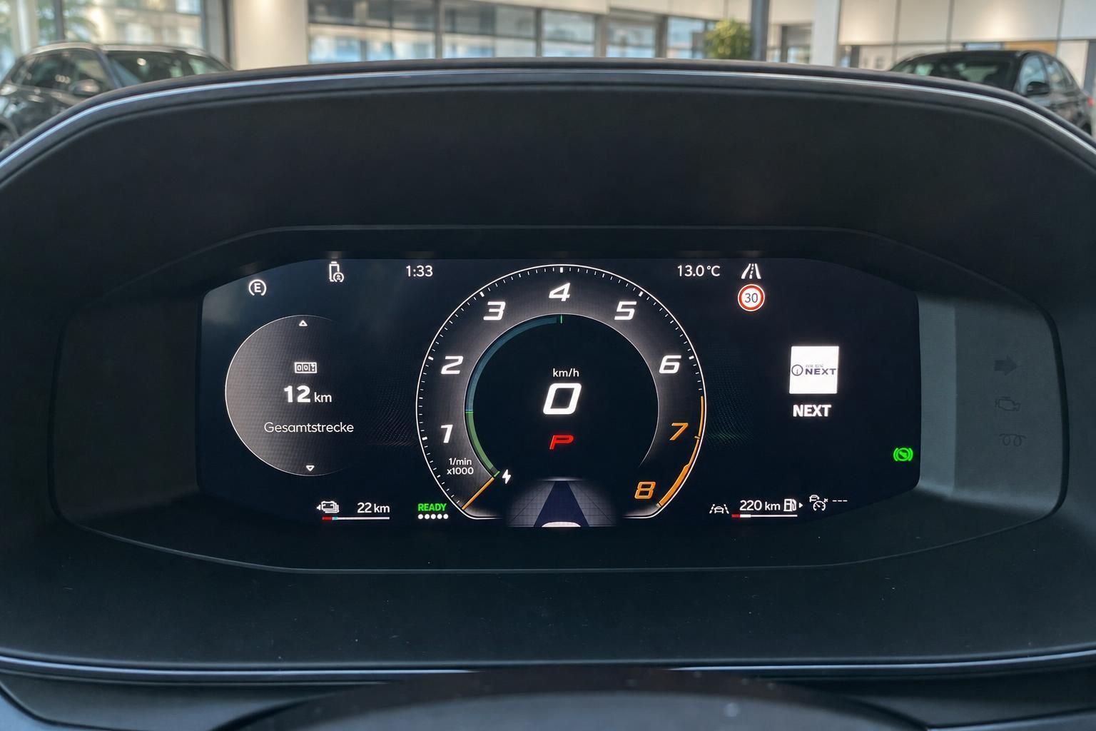 Digitales Kombiinstrument mit Tacho und Fahrdaten im Fahrzeugcockpit