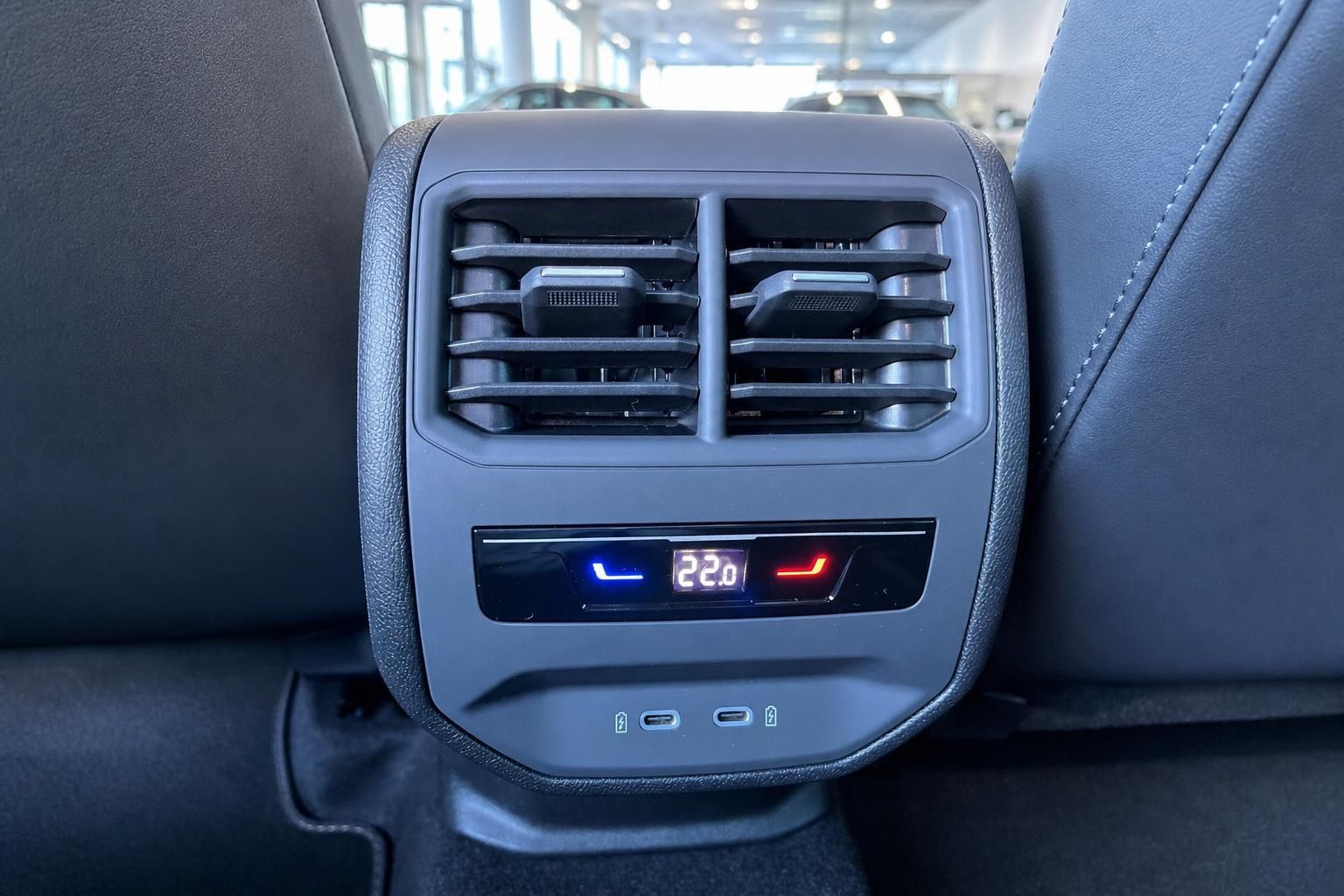 Fondbereich mit Klimaluftdüsen und USB-C Anschlüssen im Fahrzeug