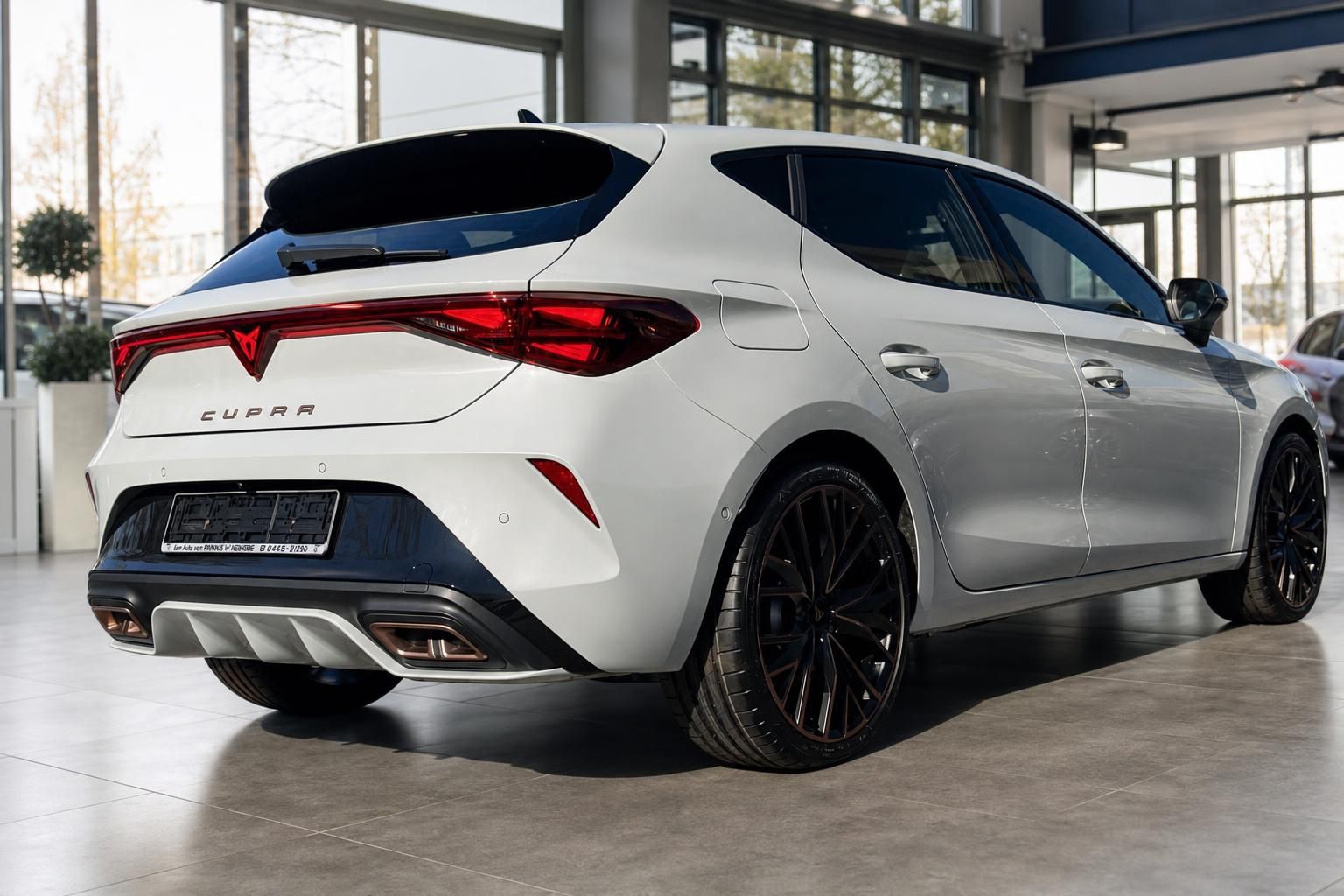 Cupra Leon weiß Heck-Seitenansicht im Autohaus