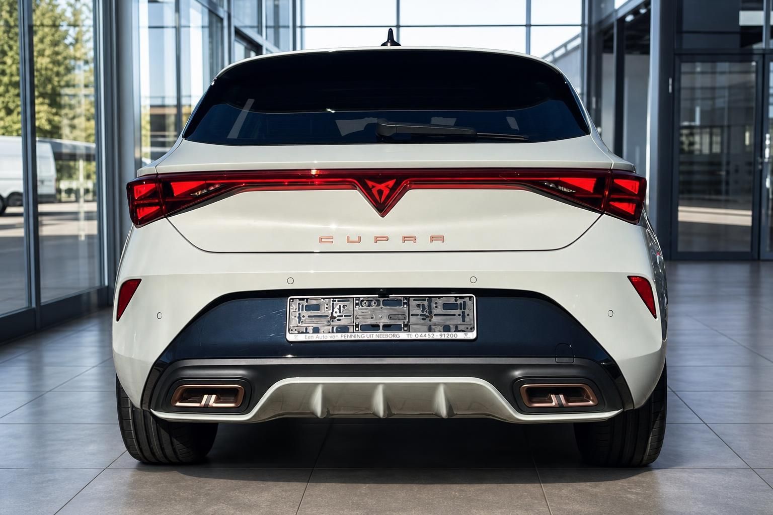 Cupra Leon weiß Heckansicht im Autohaus Showroom