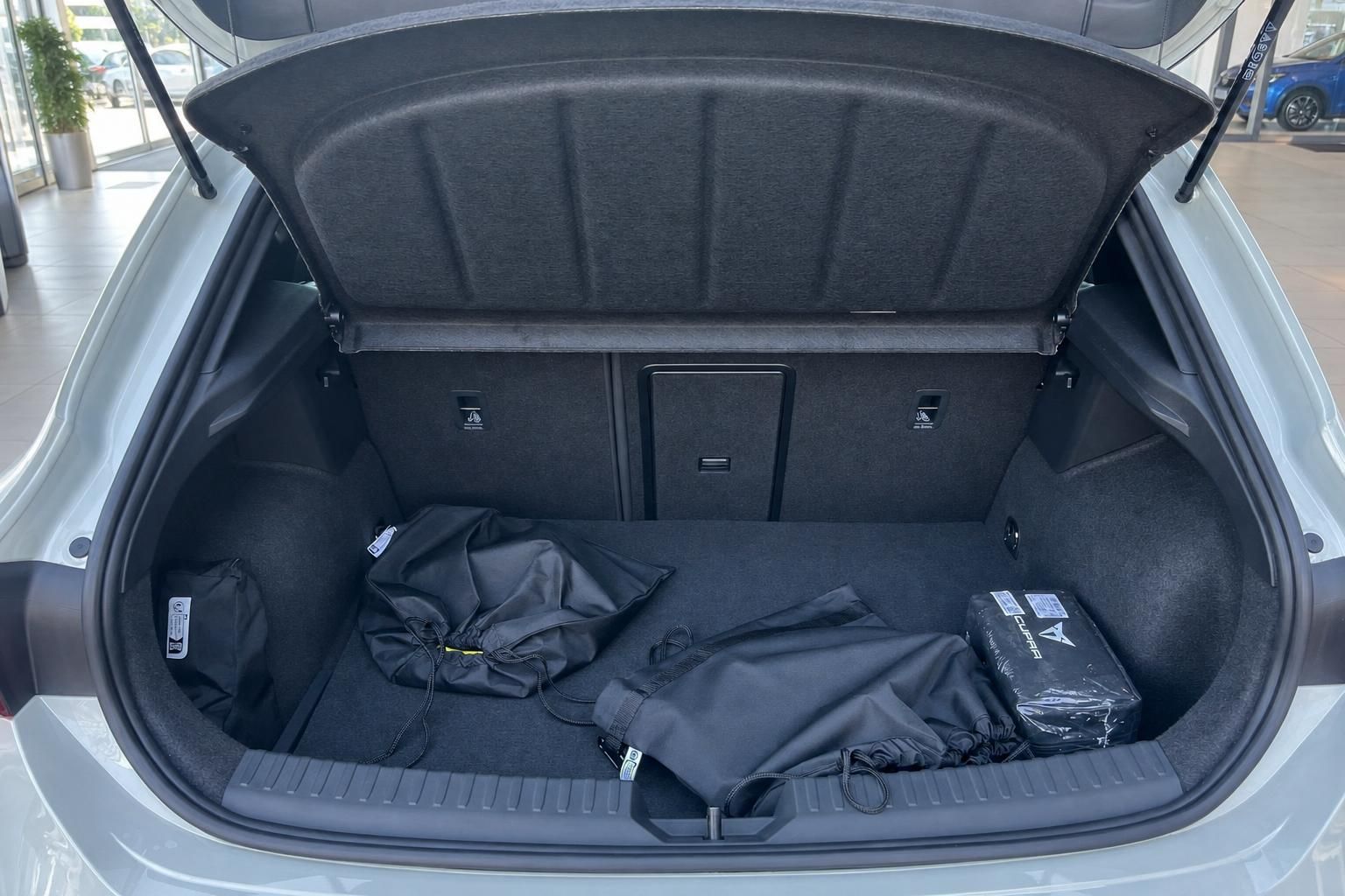 Cupra Leon Kofferraum offen mit Zubehör und Taschen