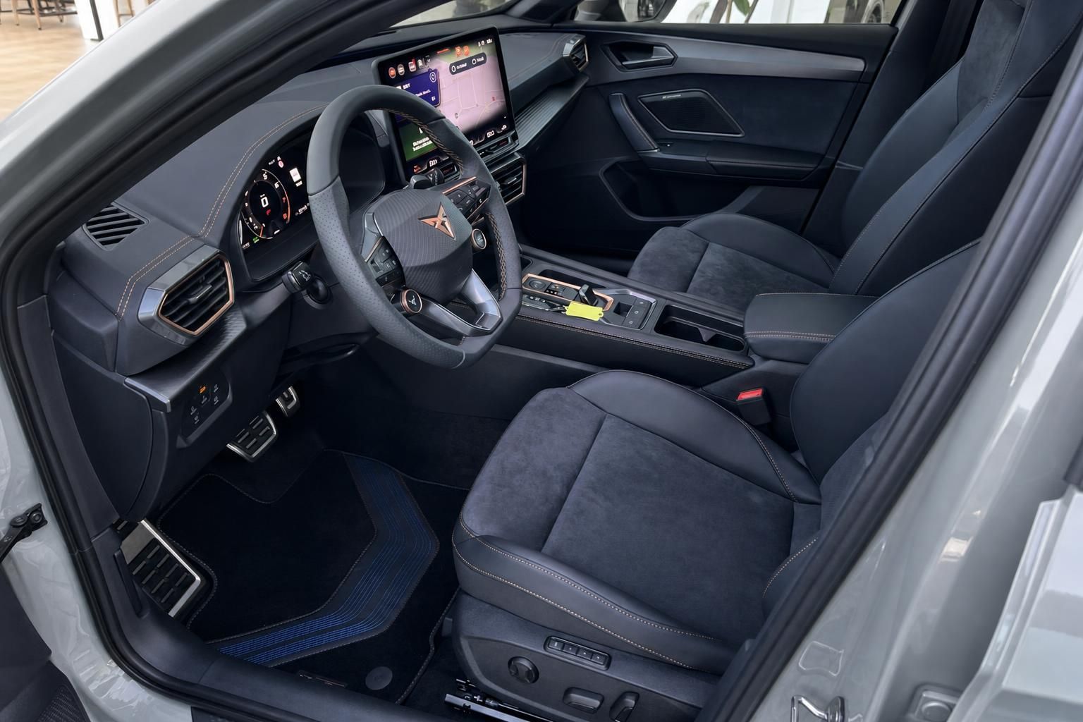Cupra Leon Innenraum mit Sportsitzen und Lenkrad im Detail