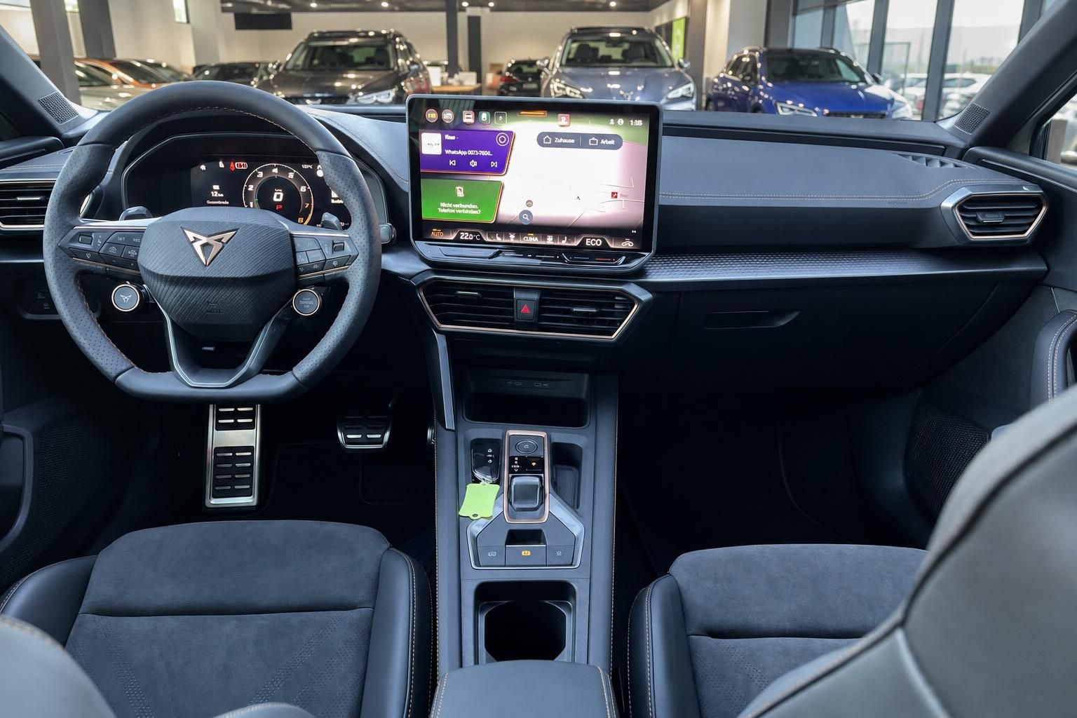 Cupra Leon Cockpit mit Lenkrad und Infotainment Display