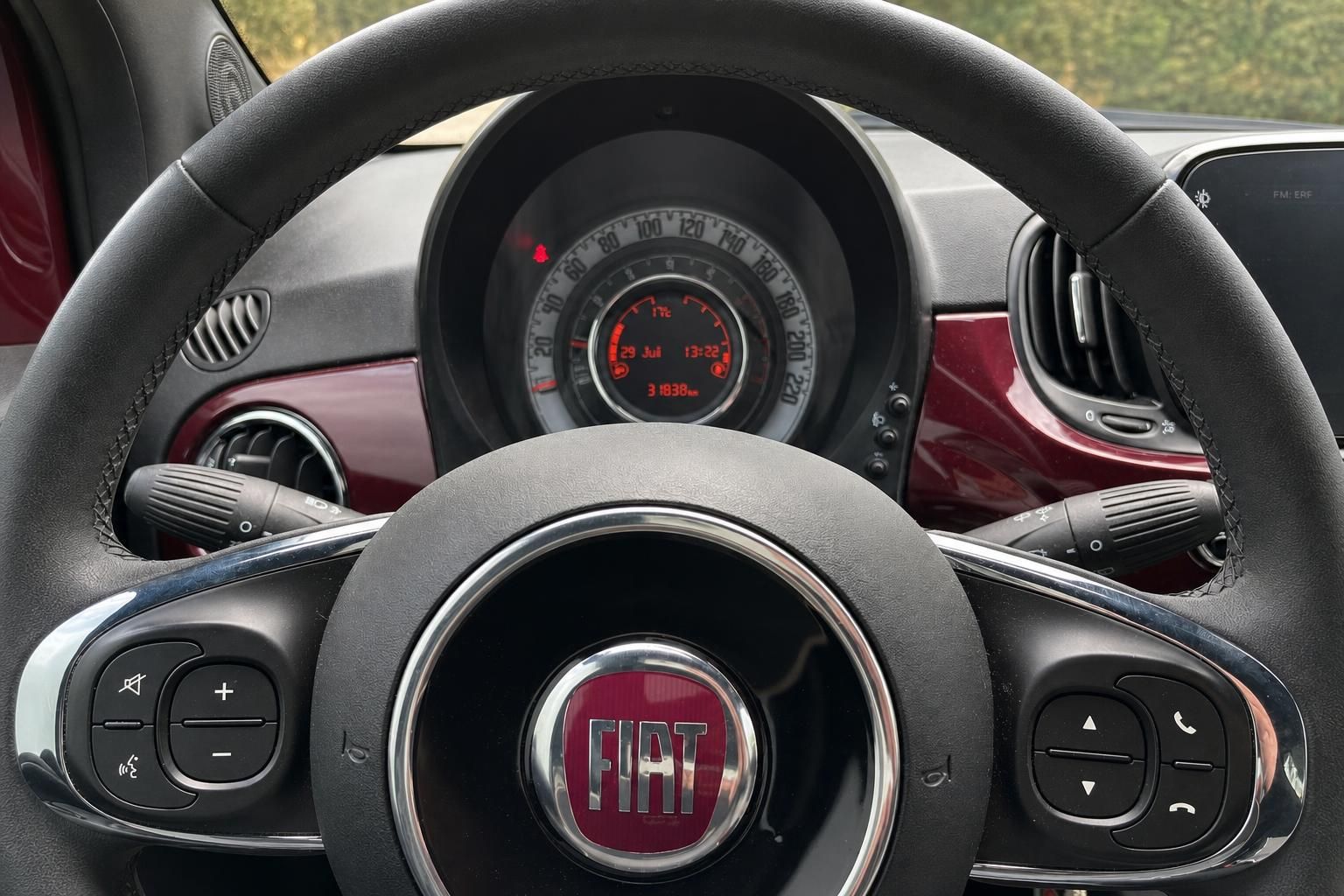 Fiat 500 Lenkrad mit Fiat Logo und Tachoanzeige im Cockpit