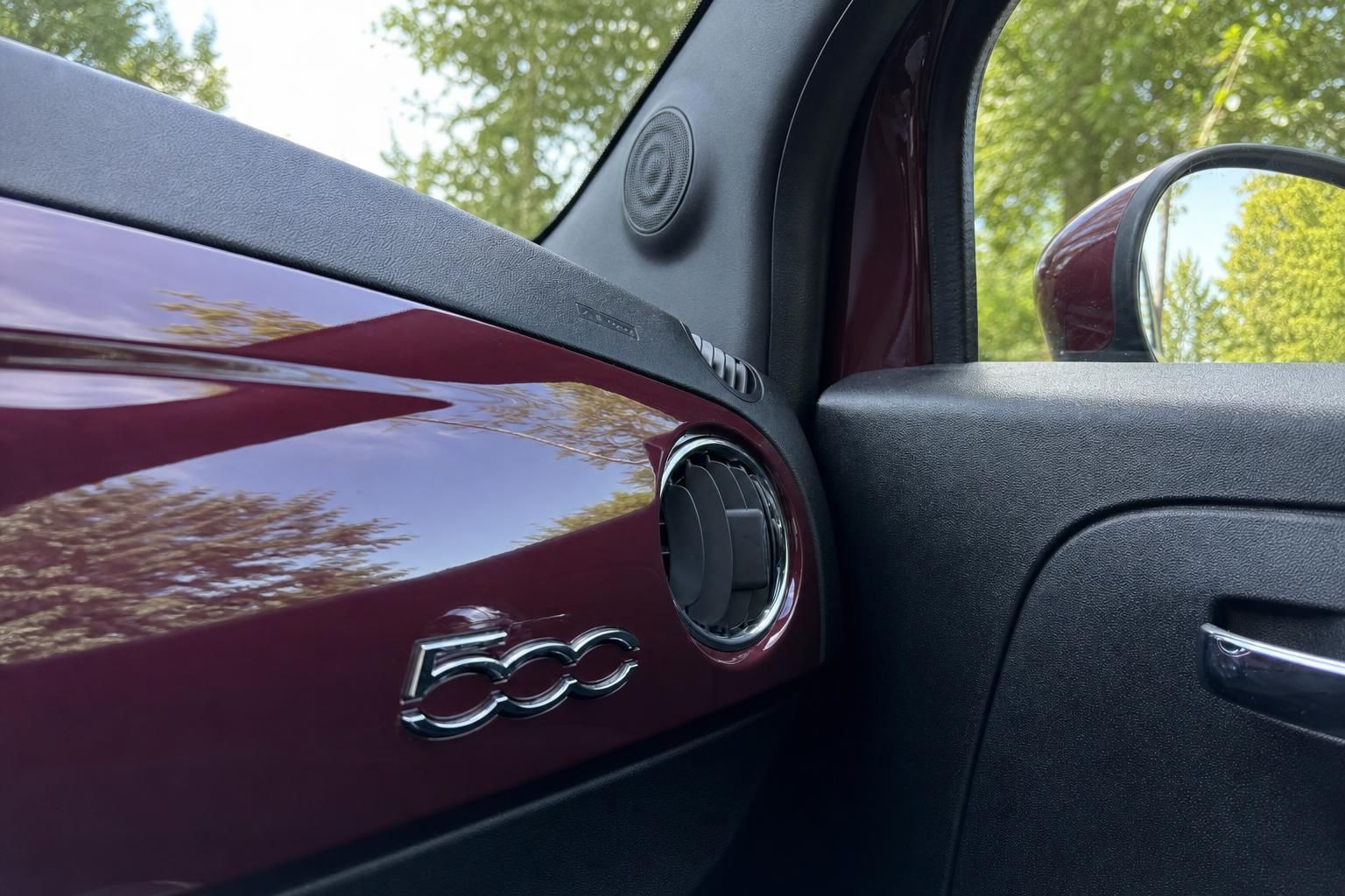 Fiat 500 Türverkleidung mit Logo-Emblem und Lüftungsdüse im Detail