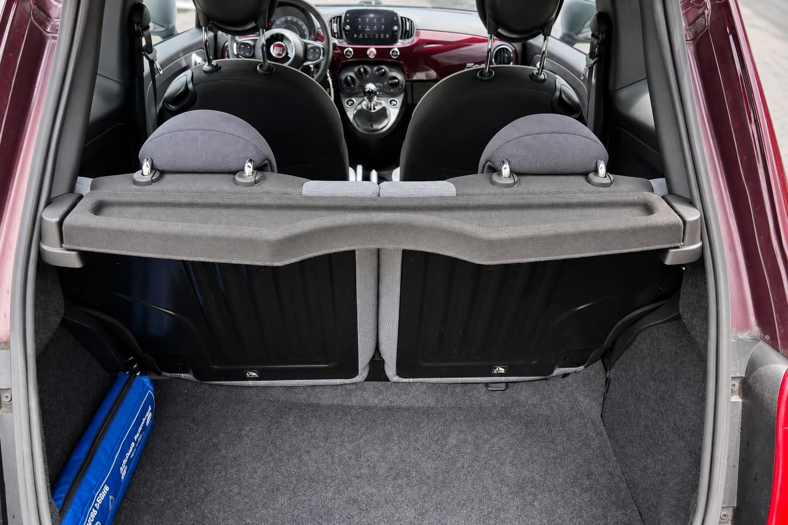 Fiat 500 Kofferraum mit umgeklappter Rückbank und Ladefläche