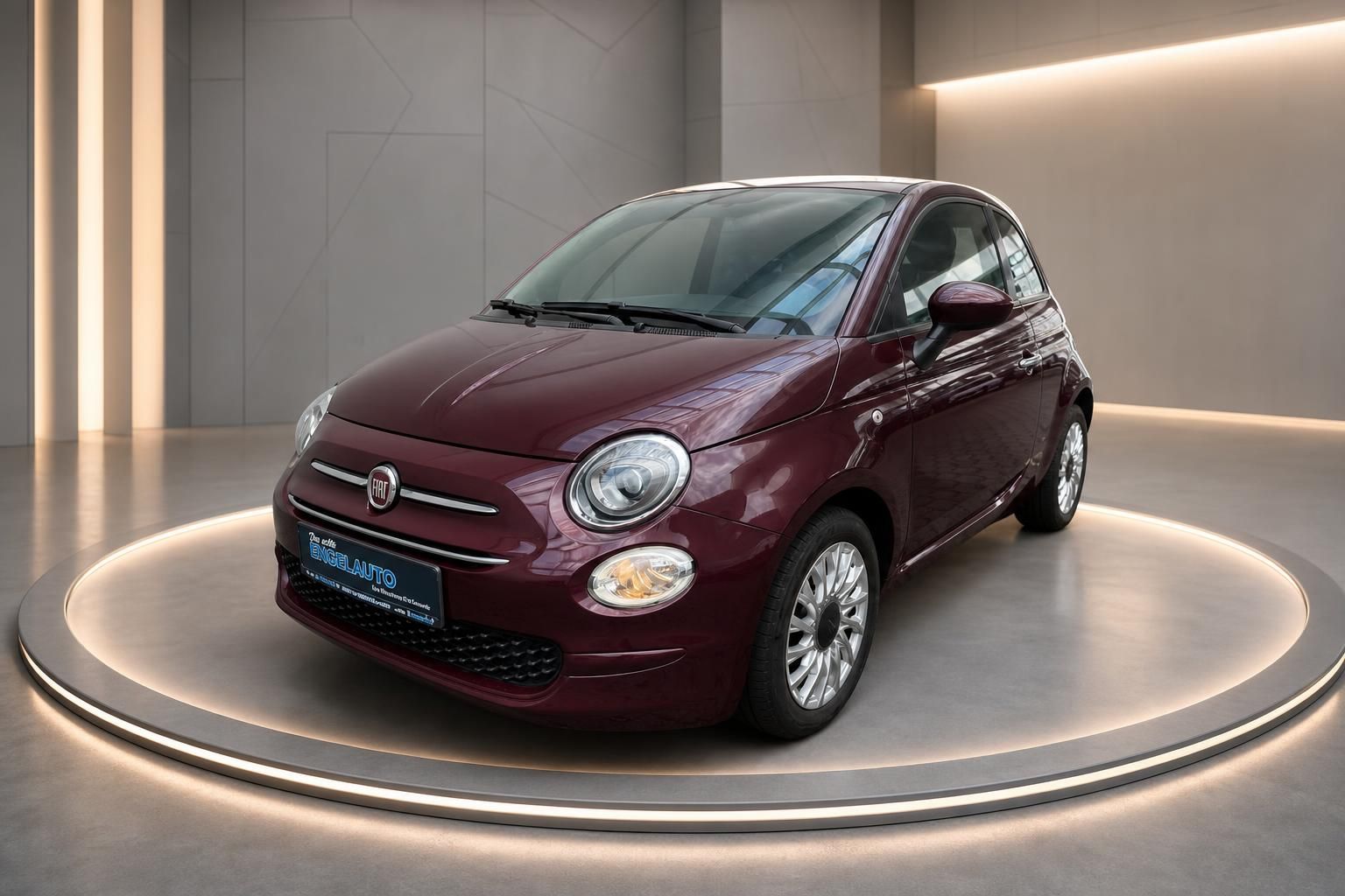 Fiat 500 in Bordeaux-Metallic, Frontansicht schraeg im Showroom