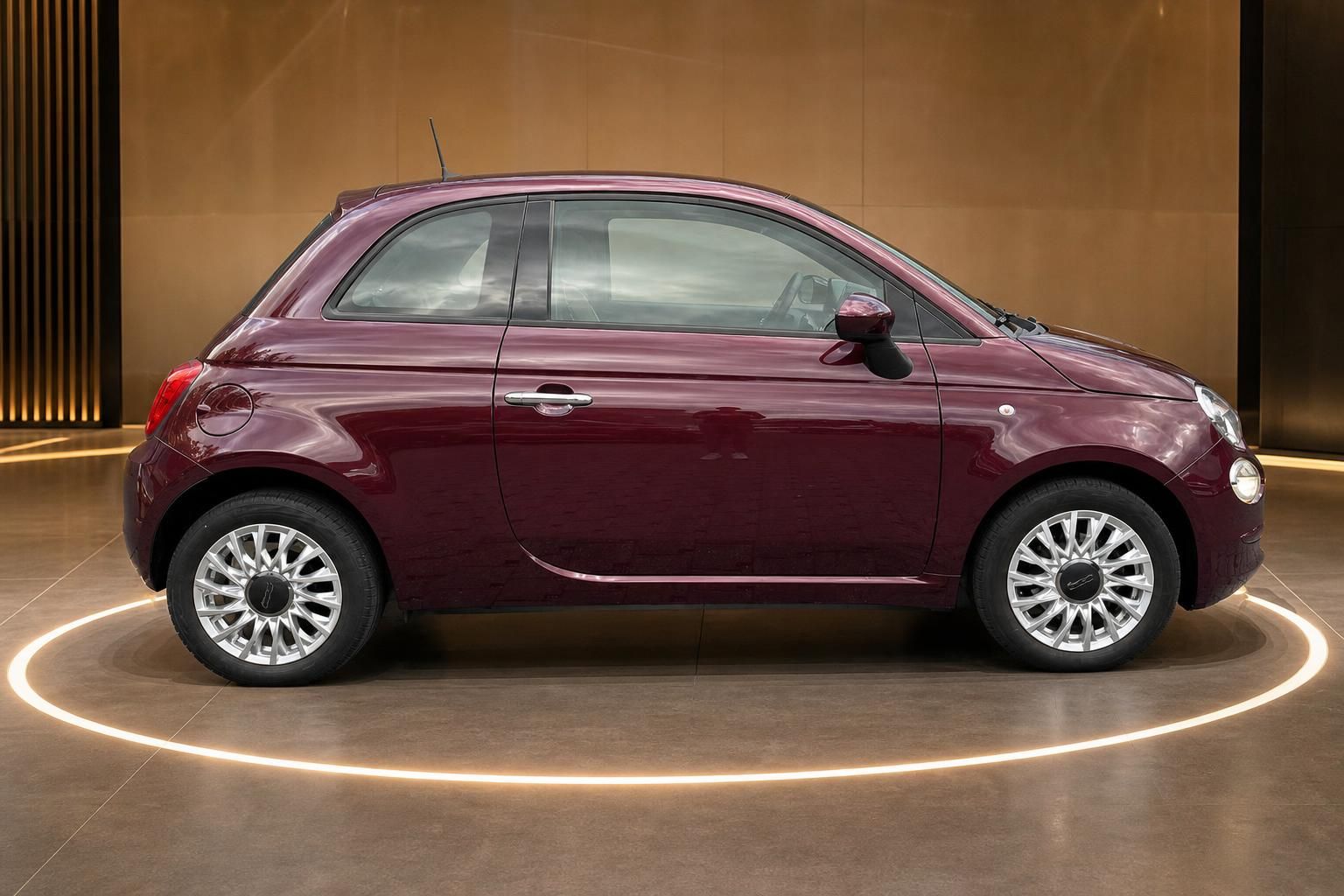 Fiat 500 in Weinrot, Seitenansicht mit Leichtmetallfelgen