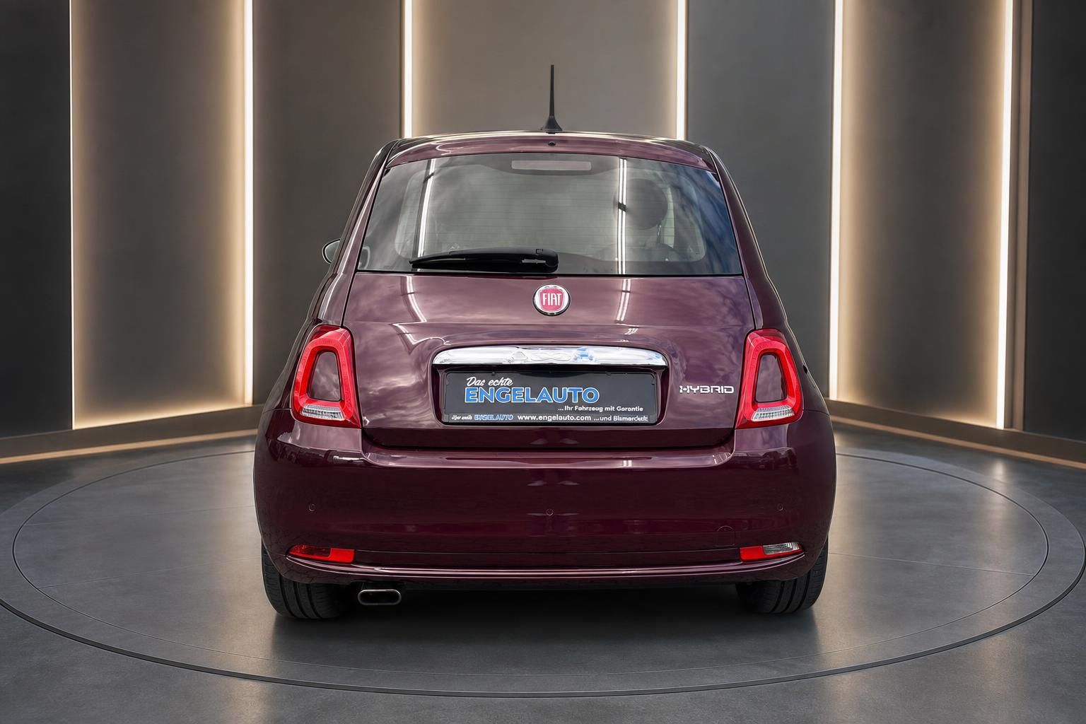 Fiat 500 Hybrid in Bordeaux-Rot, Heckansicht frontal