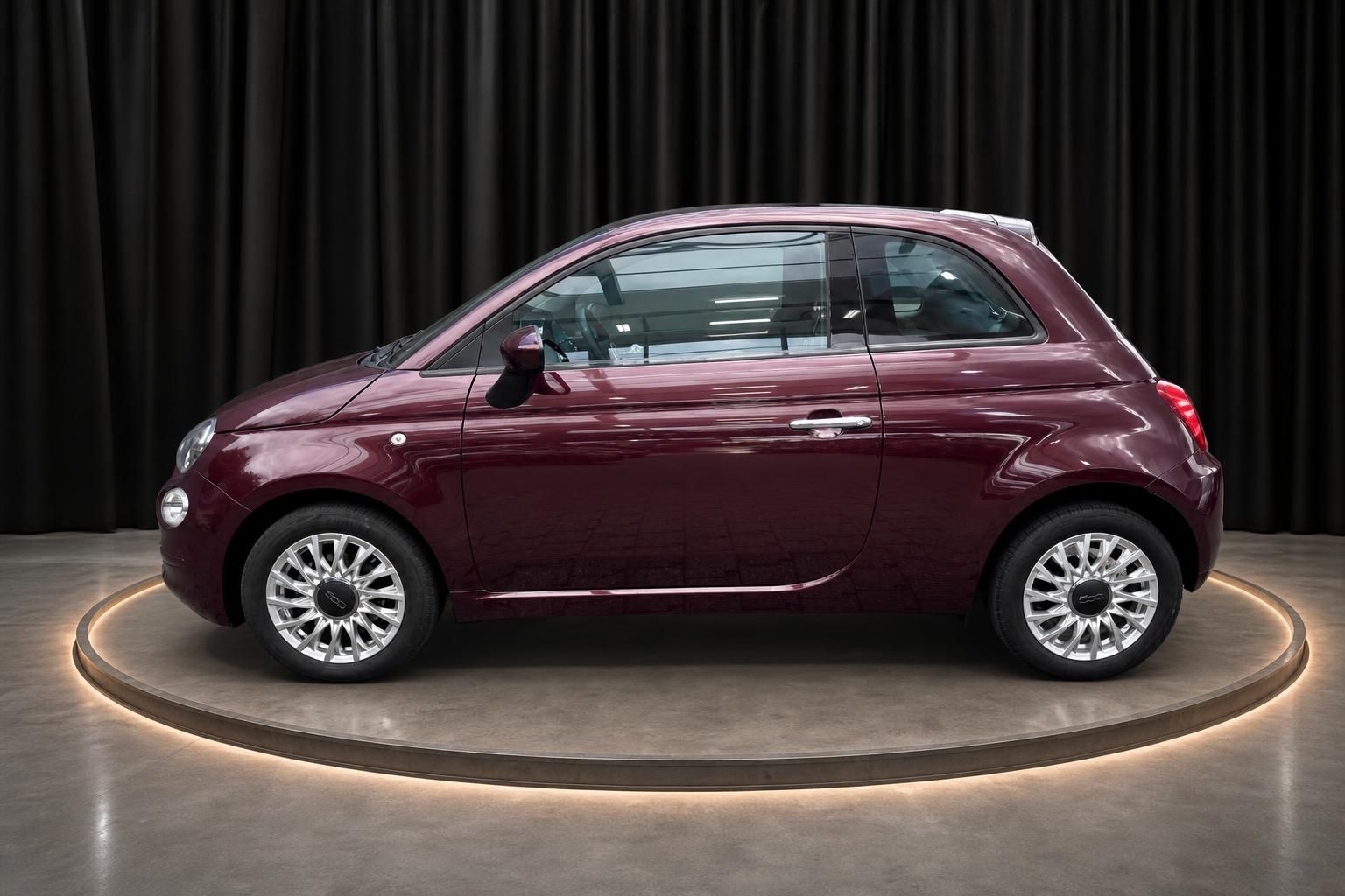 Fiat 500 in Bordeaux-Rot, Seitenansicht im Showroom