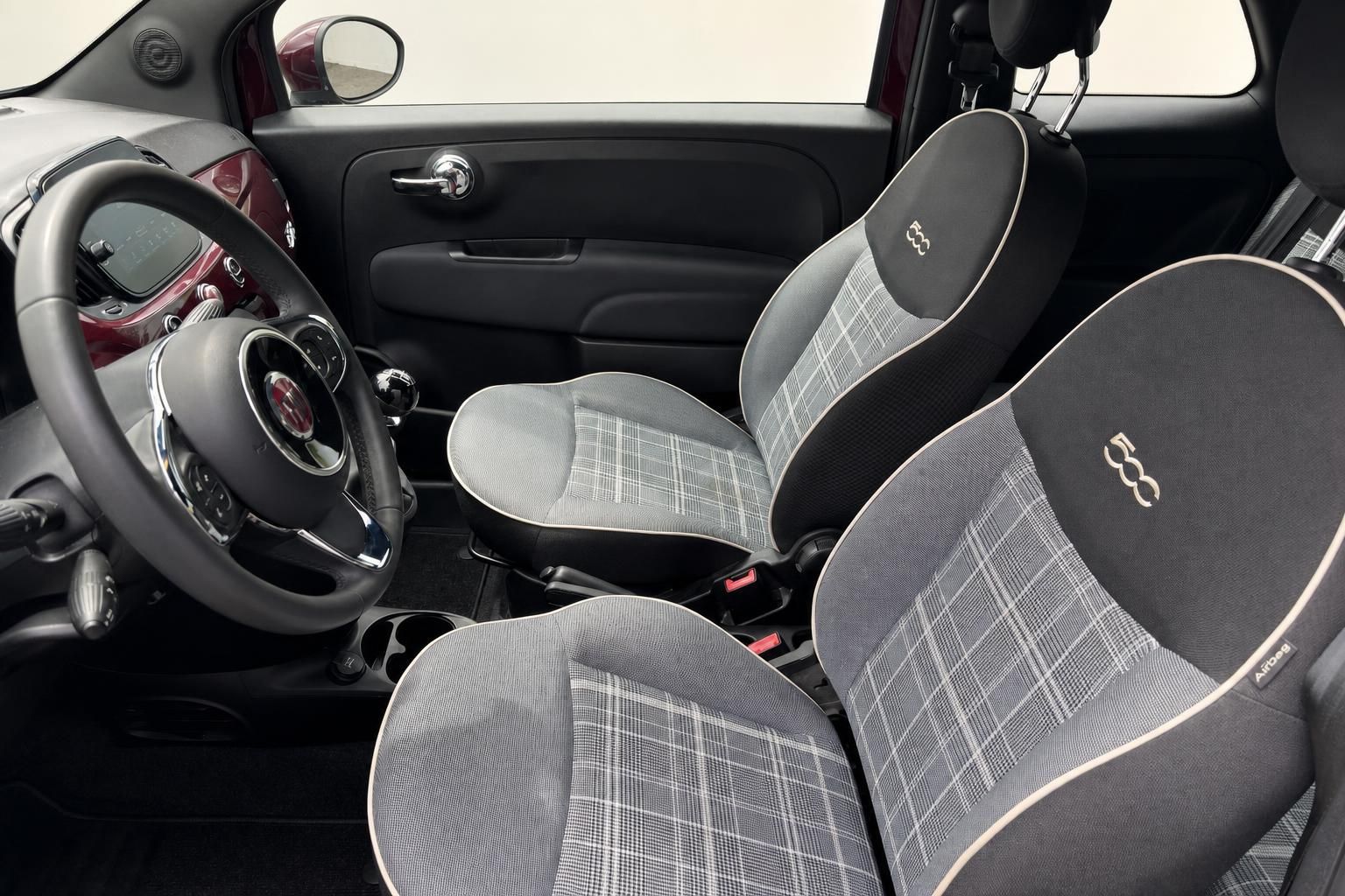 Fiat 500 Innenraum, Vordersitze und Cockpit mit Lenkrad