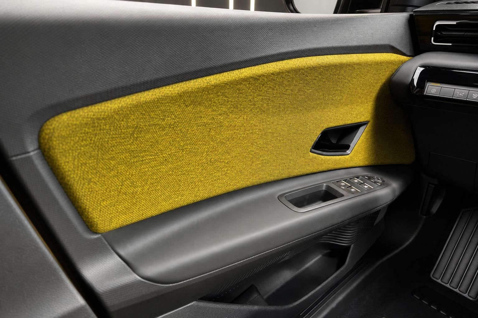 Renault Fahrzeuginnenraum Türverkleidung mit gelbem Stoffeinsatz und Fensterheberschalter