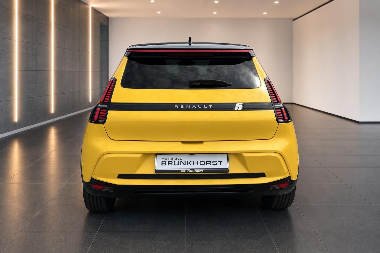 Renault 5 E-Tech Electric gelb Heckansicht im Showroom – Autohaus Brunkhorst
