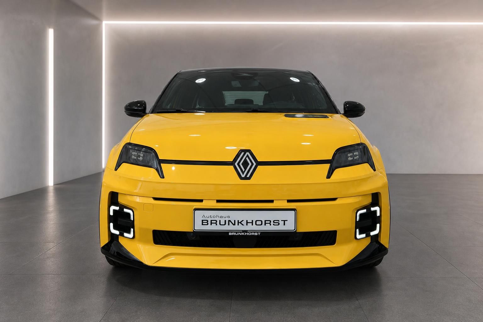 Renault 5 E-Tech Electric gelb Frontansicht im Showroom – Autohaus Brunkhorst