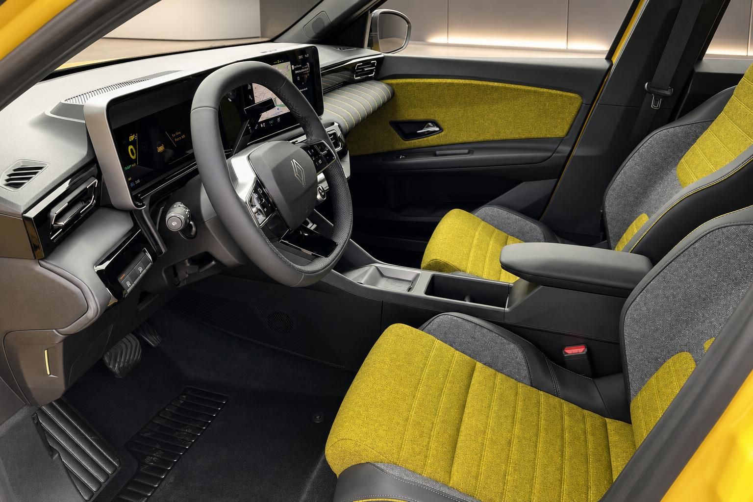Renault 5 E-Tech Electric Innenraum – Cockpit mit Digitalanzeige und gelben Sportsitzen