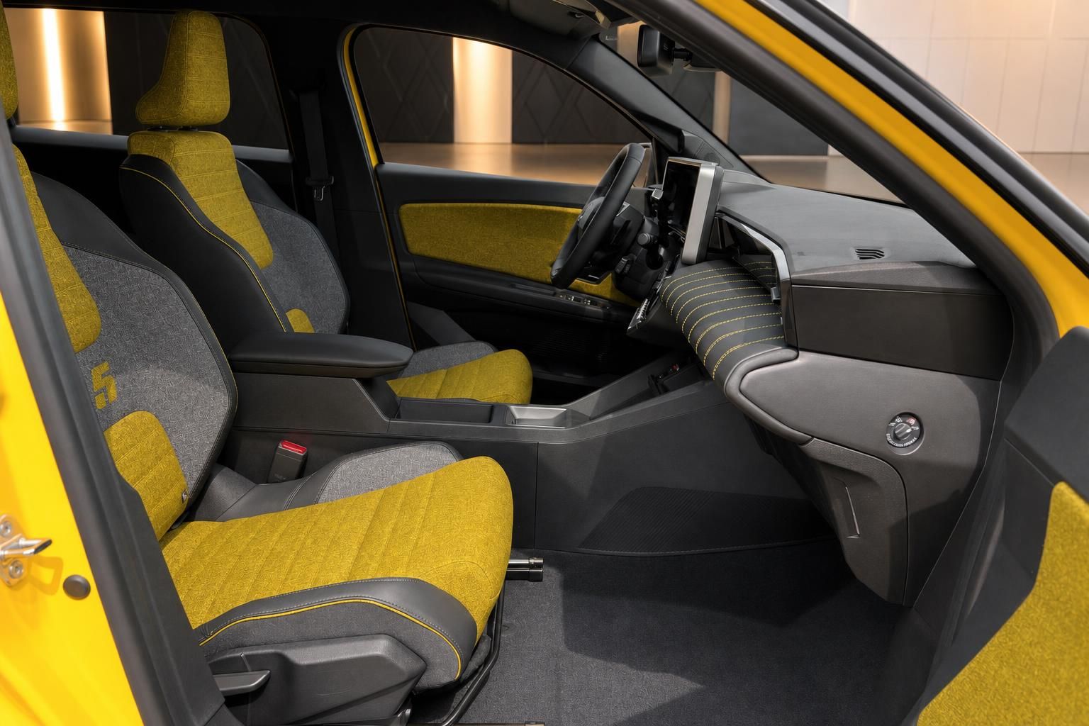 Renault Innenraum Vordersitze mit gelb-grauem Stoffbezug und Mittelkonsole