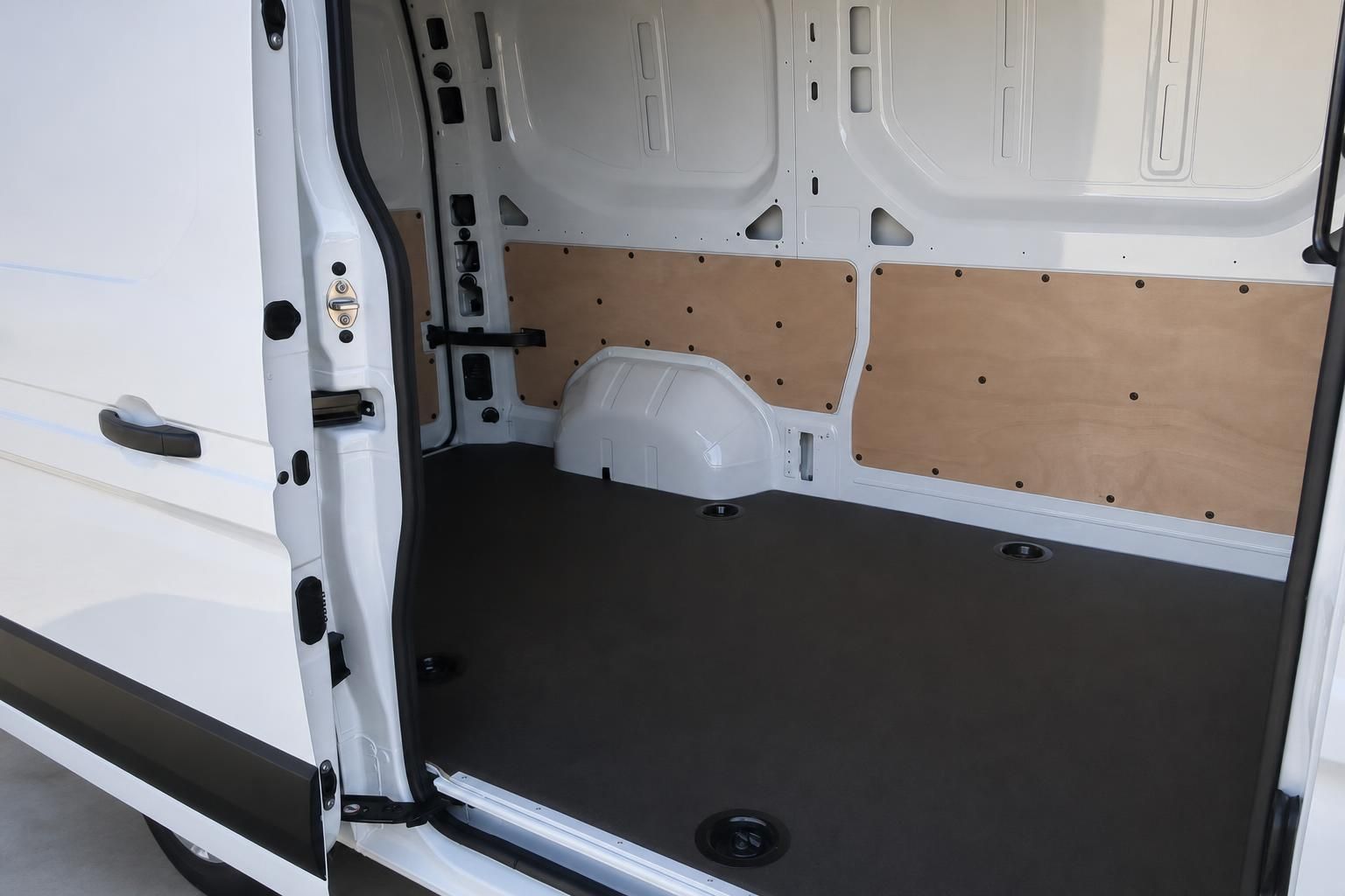 Leerer Laderaum eines weißen Transporters mit Holzverkleidung