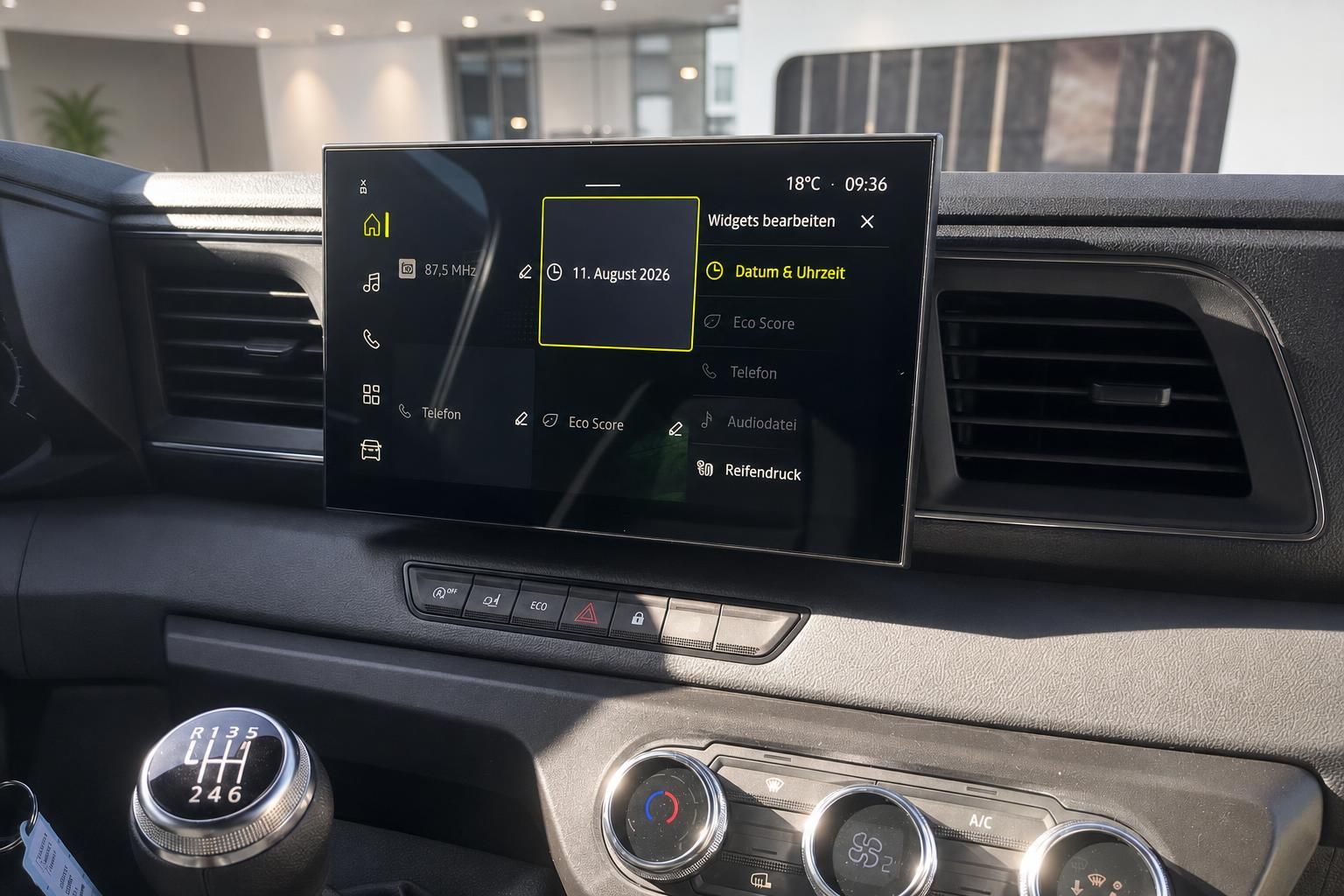Digitales Infotainment-Display im Armaturenbrett des Fahrzeugs