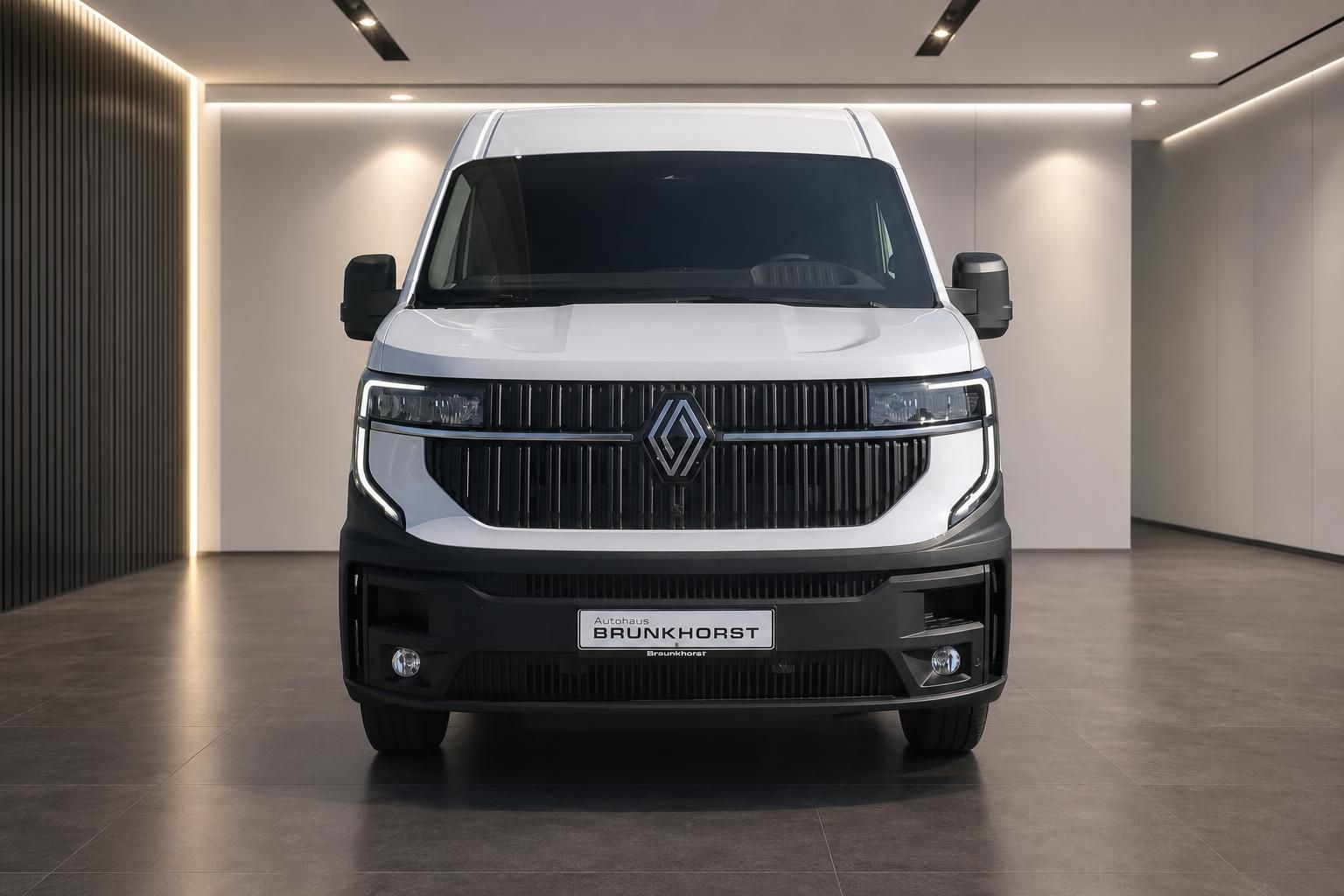 Renault Master weiß, Frontansicht mit Kühlergrill im Showroom