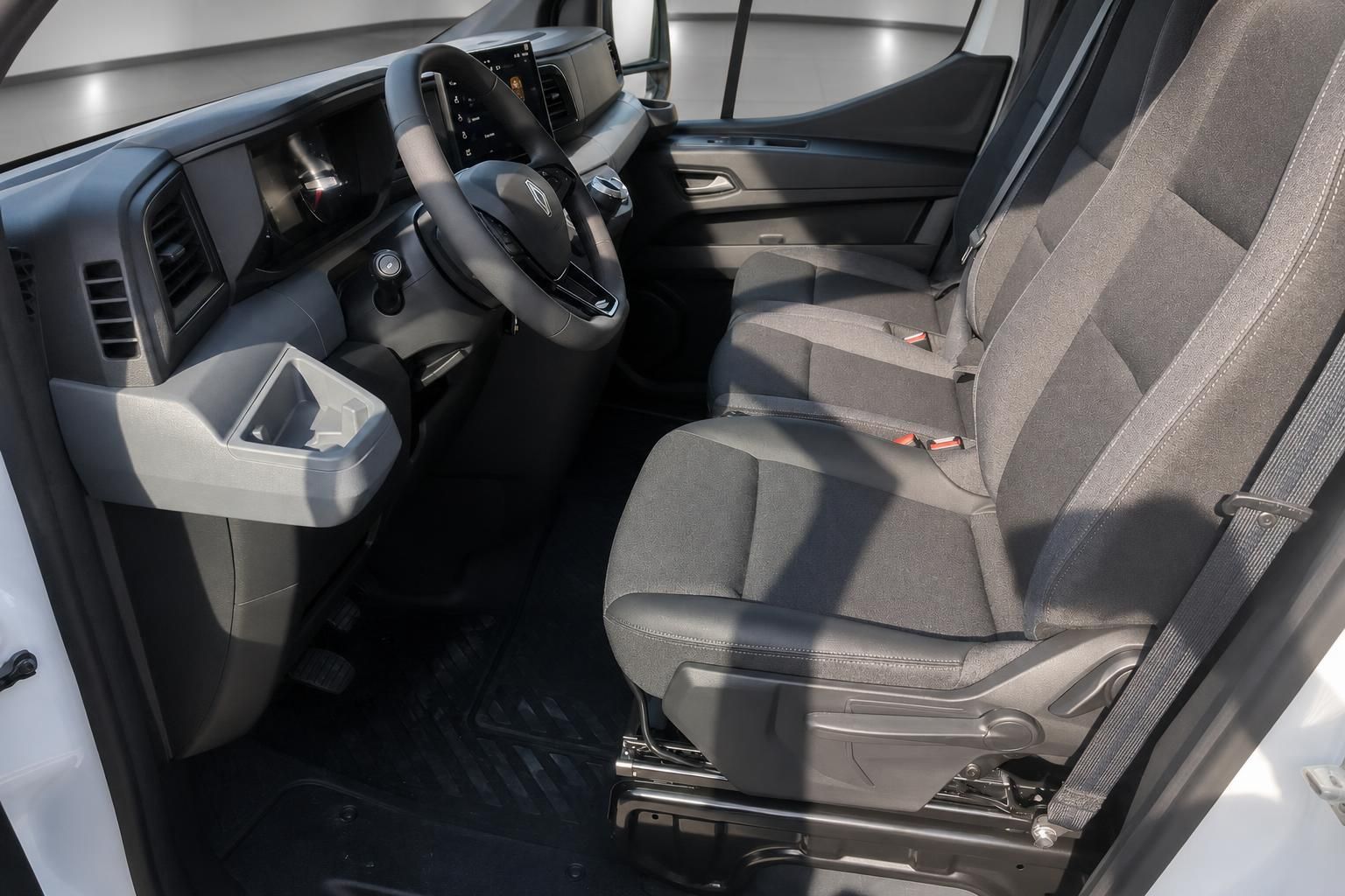 Renault Master Innenraum, Fahrersitz und Cockpit von oben