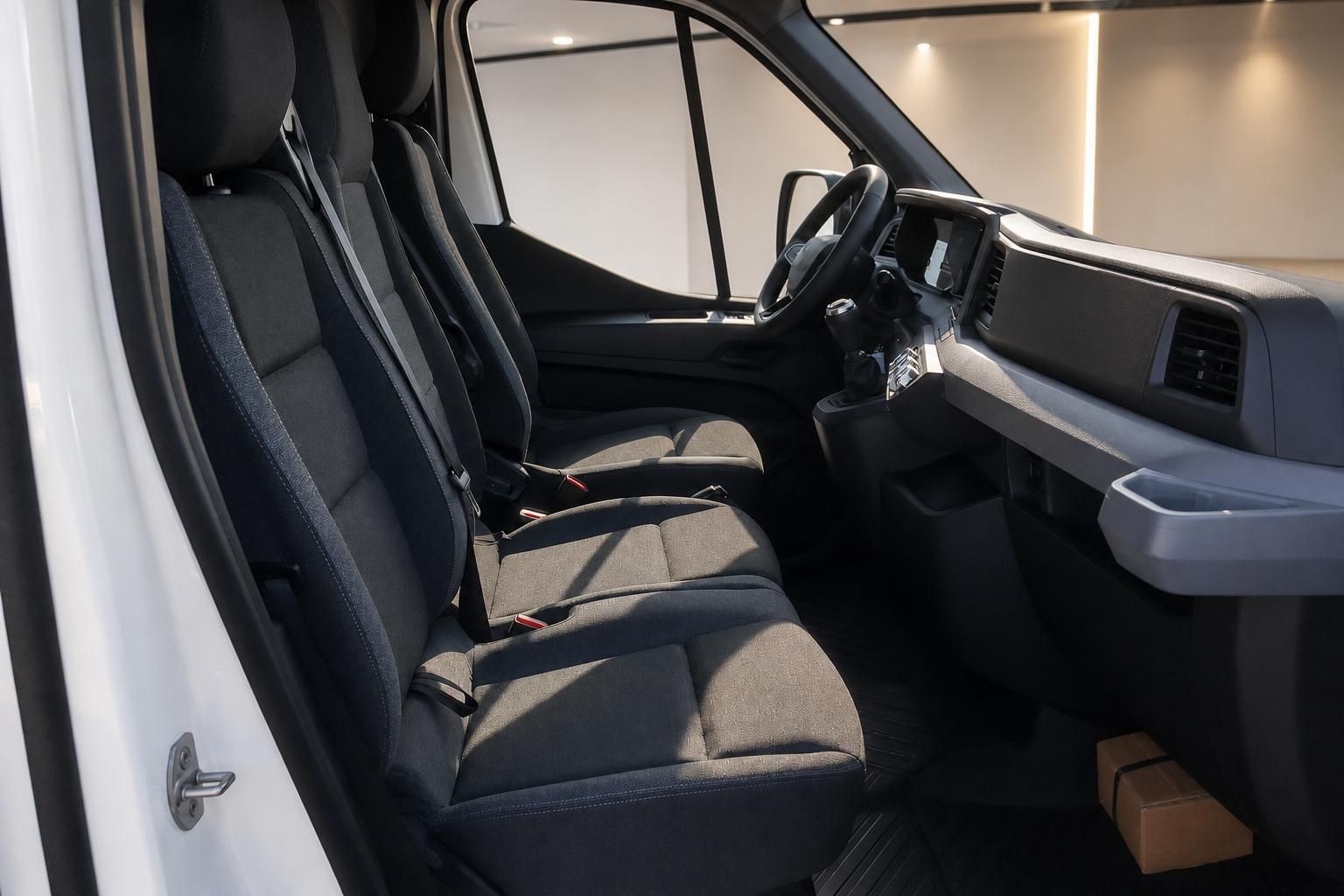 Fahrerkabine mit Sitzen und Armaturenbrett im Transporter