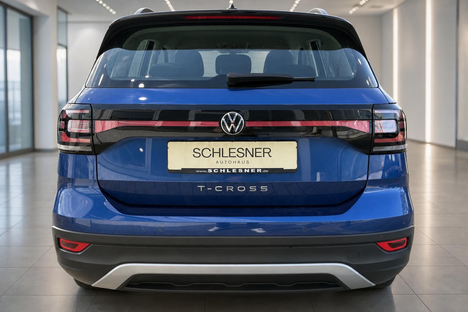 Volkswagen T-Cross blau Heckansicht mit VW Logo im Autohaus