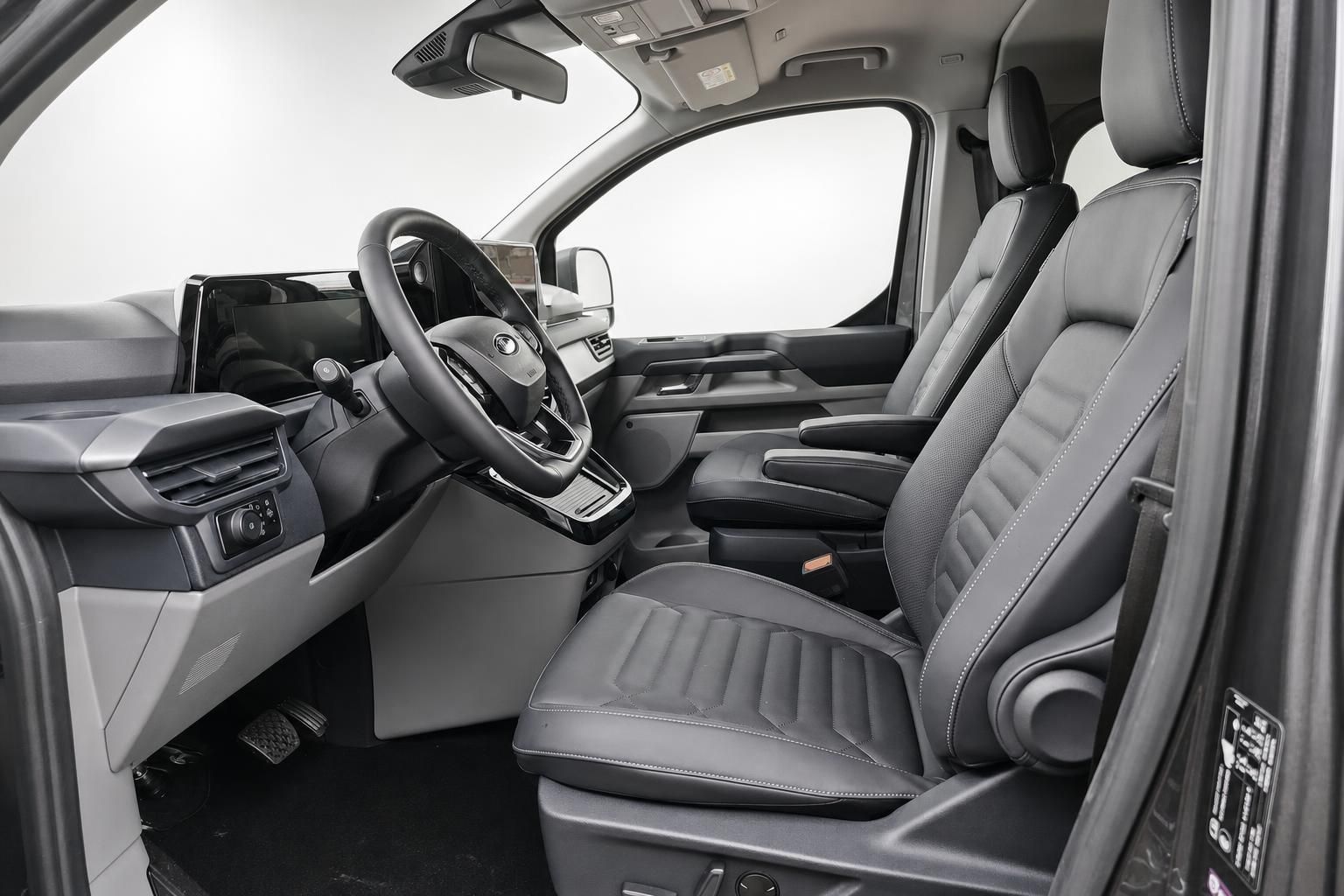 Ford Tourneo Custom Innenraum mit schwarzer Lederausstattung Vordersitze