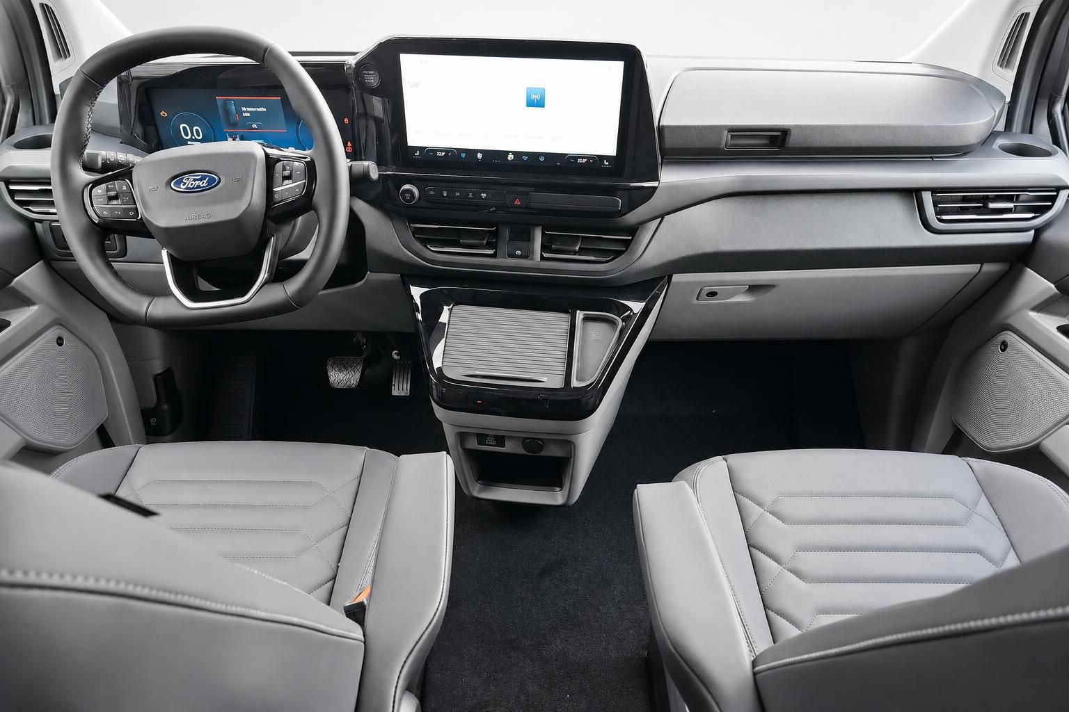 Ford Tourneo Innenraum mit Lenkrad und Touchscreen Display