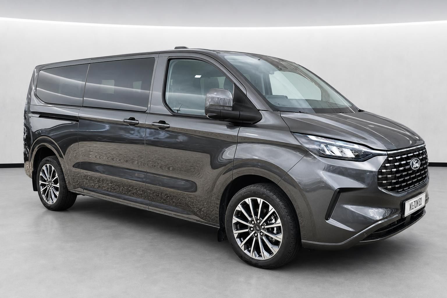 Ford Tourneo Custom grau metallic, Frontansicht schräg im Studio