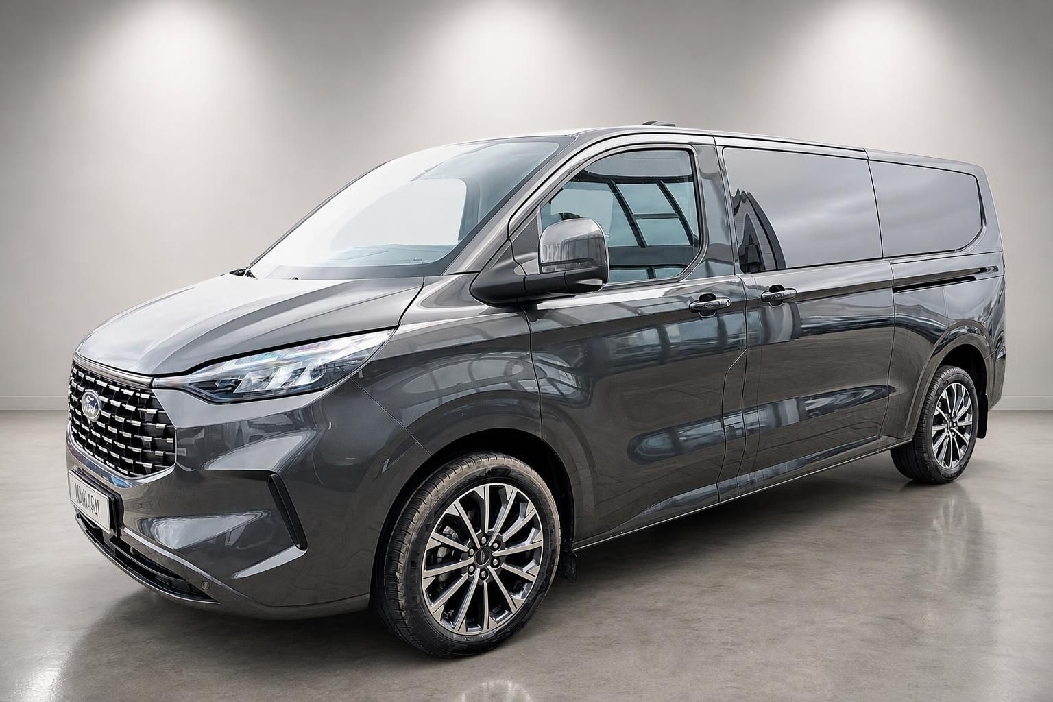 Ford Tourneo Custom grau metallic, Seitenansicht schräg vorne