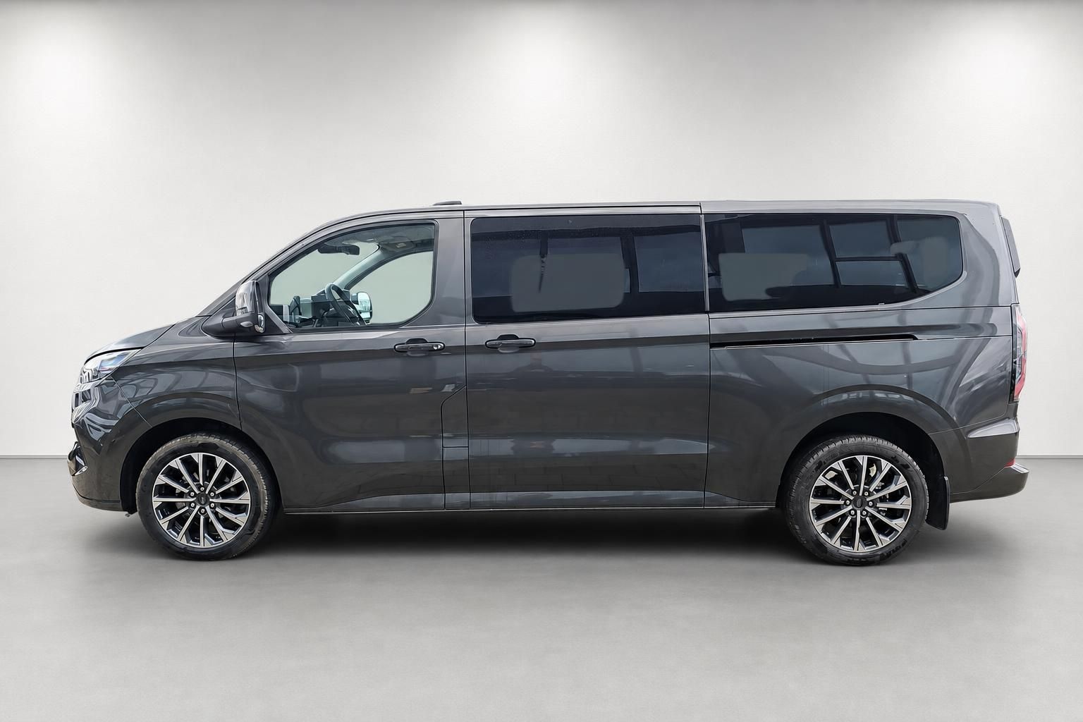 Ford Tourneo Custom grau, seitliche Profilansicht im Studio