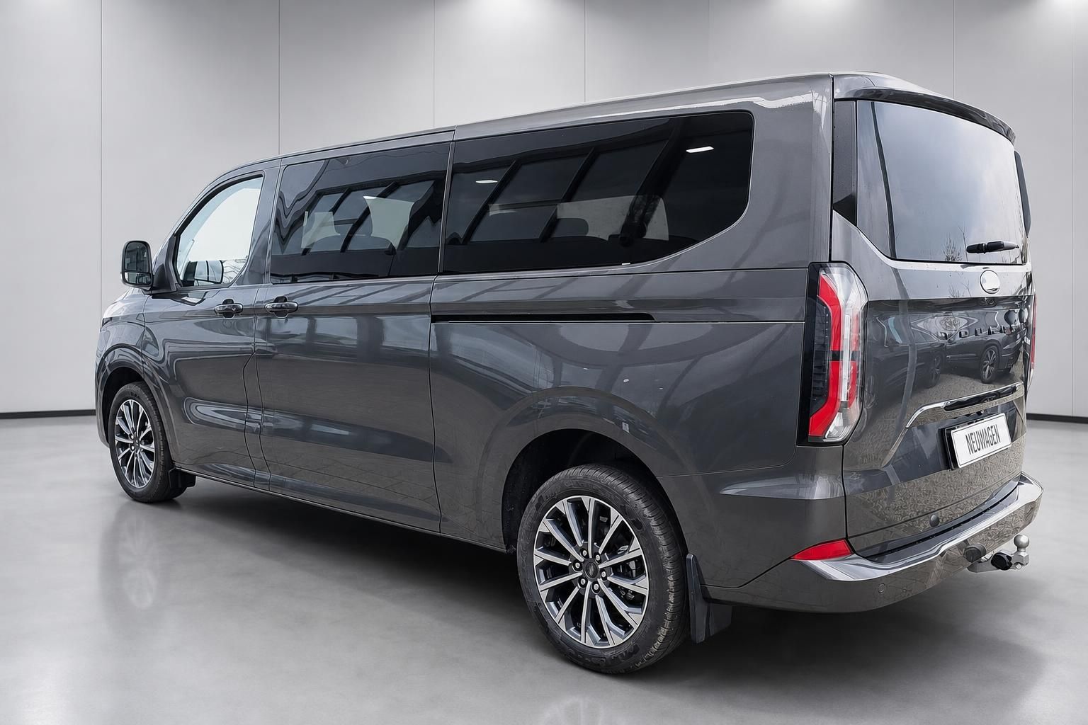 Ford Tourneo Custom grau, Heckansicht schräg mit Rückleuchten