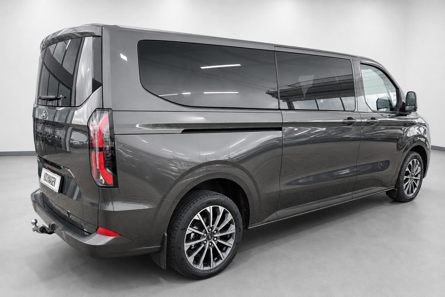 Ford Tourneo Custom grau Heck-Seitenansicht Studio