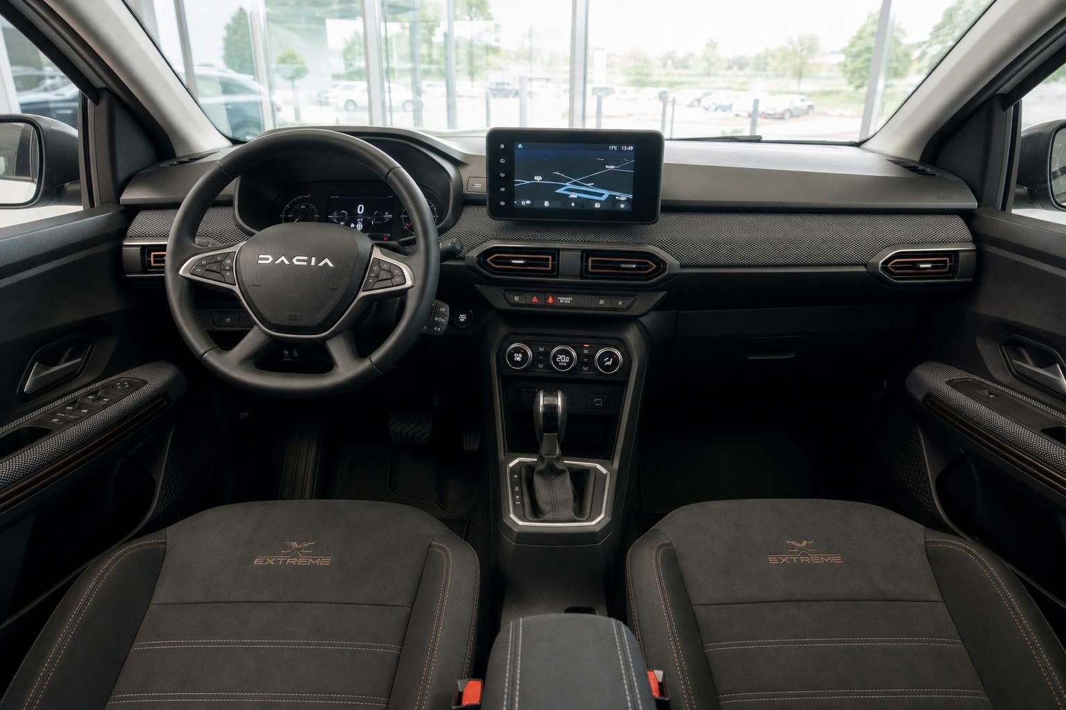 Dacia Extreme Innenraum mit schwarzen Sportsitzen und orangefarbenen Akzenten