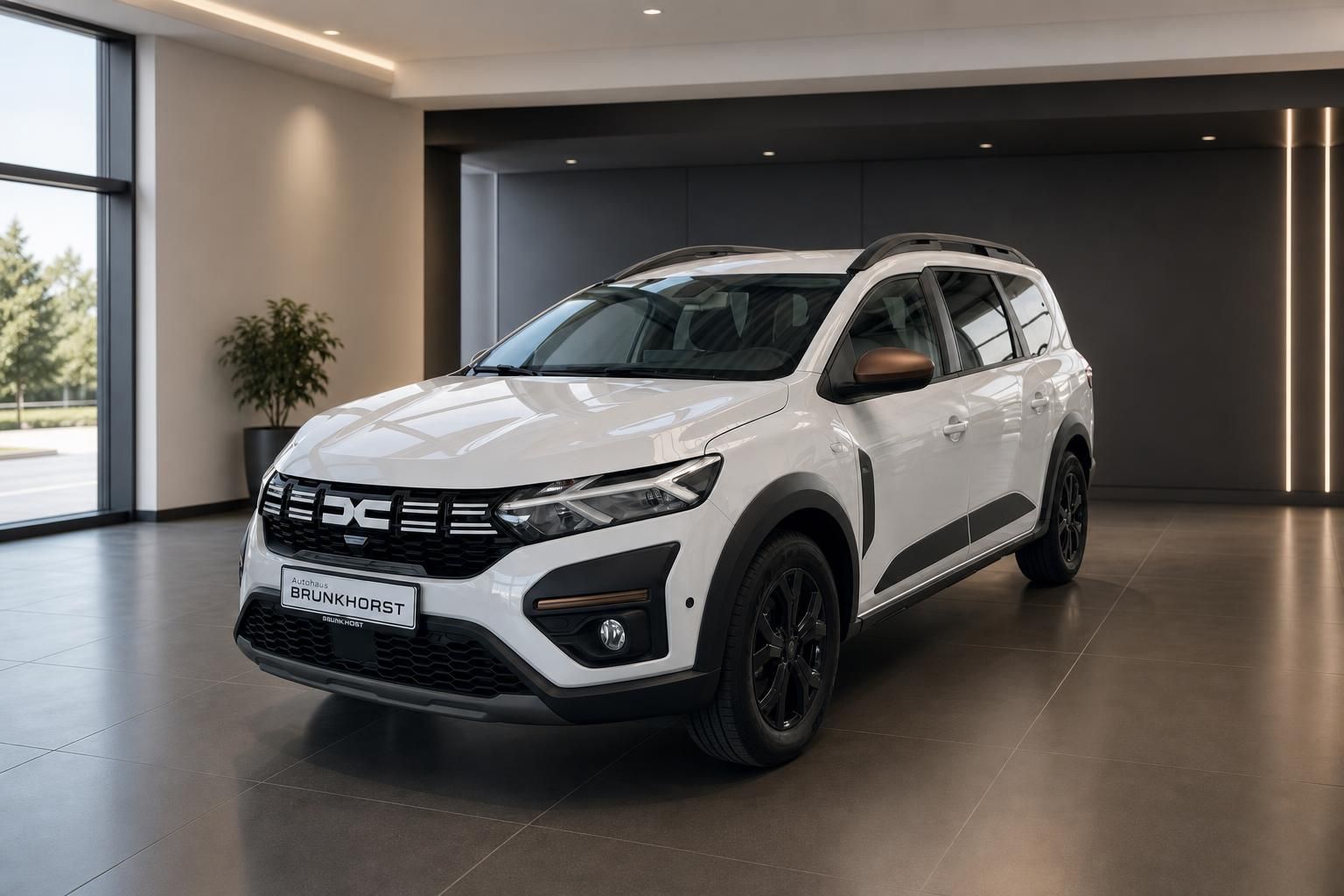 Weißer Dacia SUV im modernen Autohaus Showroom - Ansicht von vorne