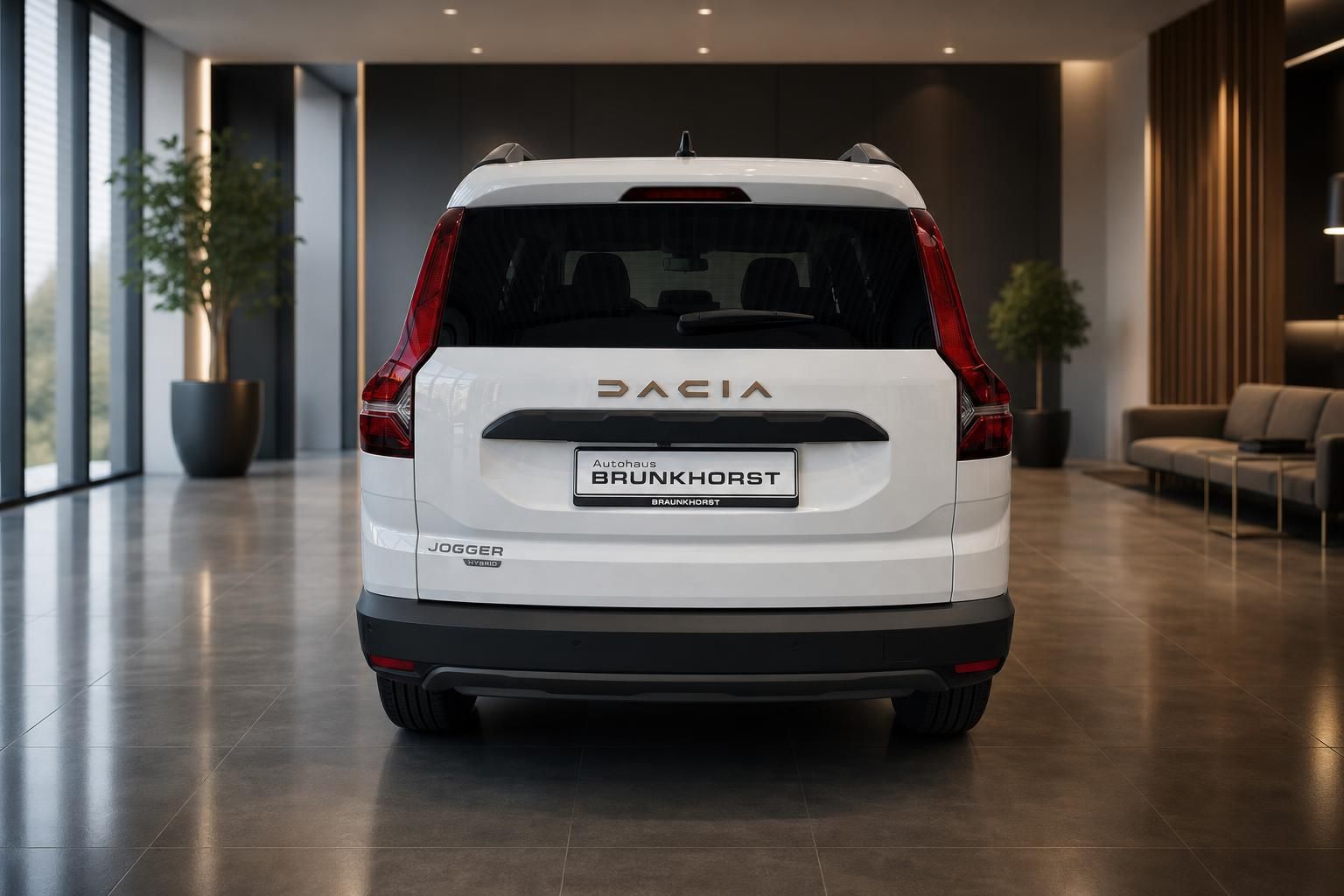 Dacia Jogger Hybrid weiß Heckansicht mit Kennzeichen Autohaus Brunkhorst im Showroom