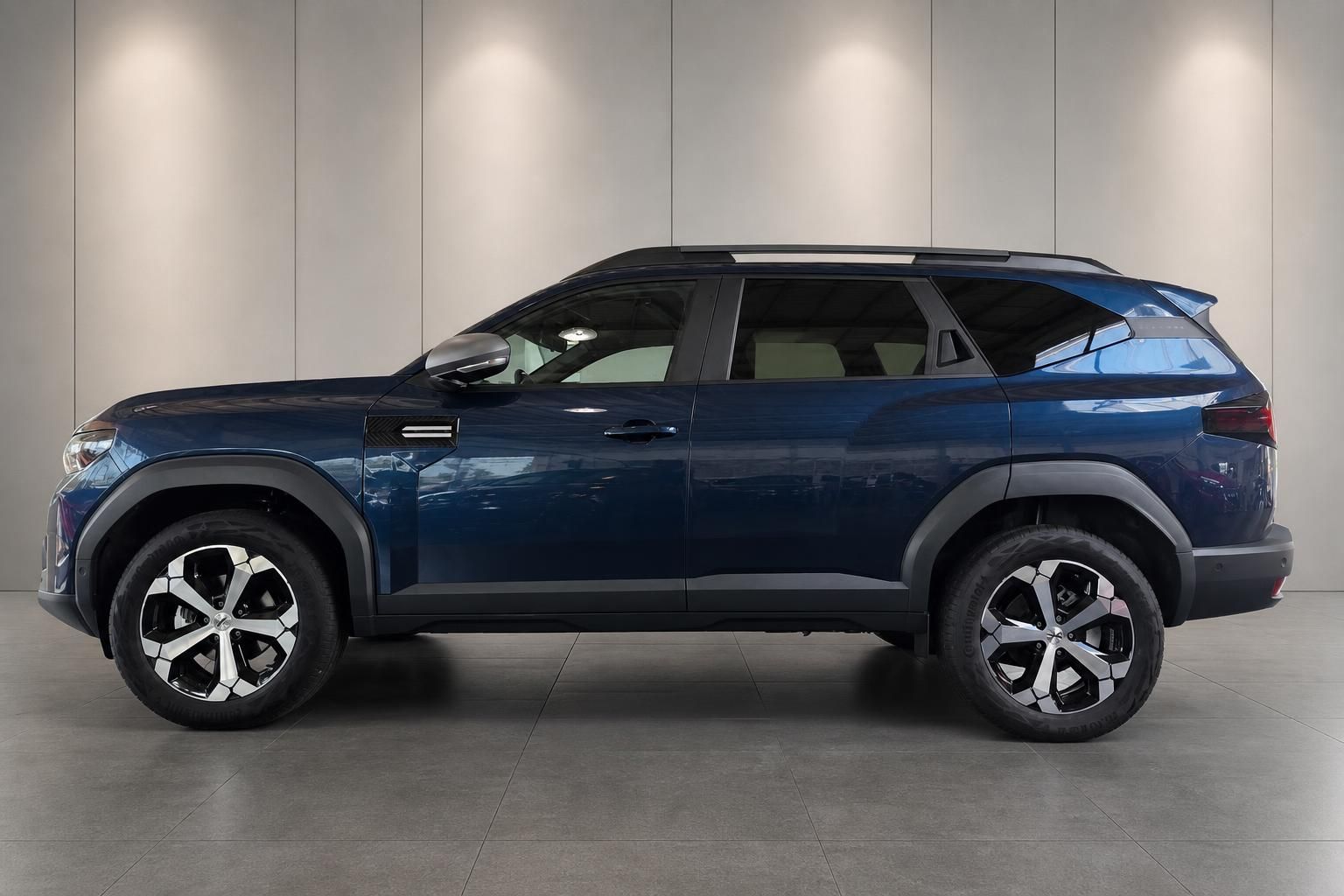 Dacia Bigster blau metallic Seitenansicht im Autohaus