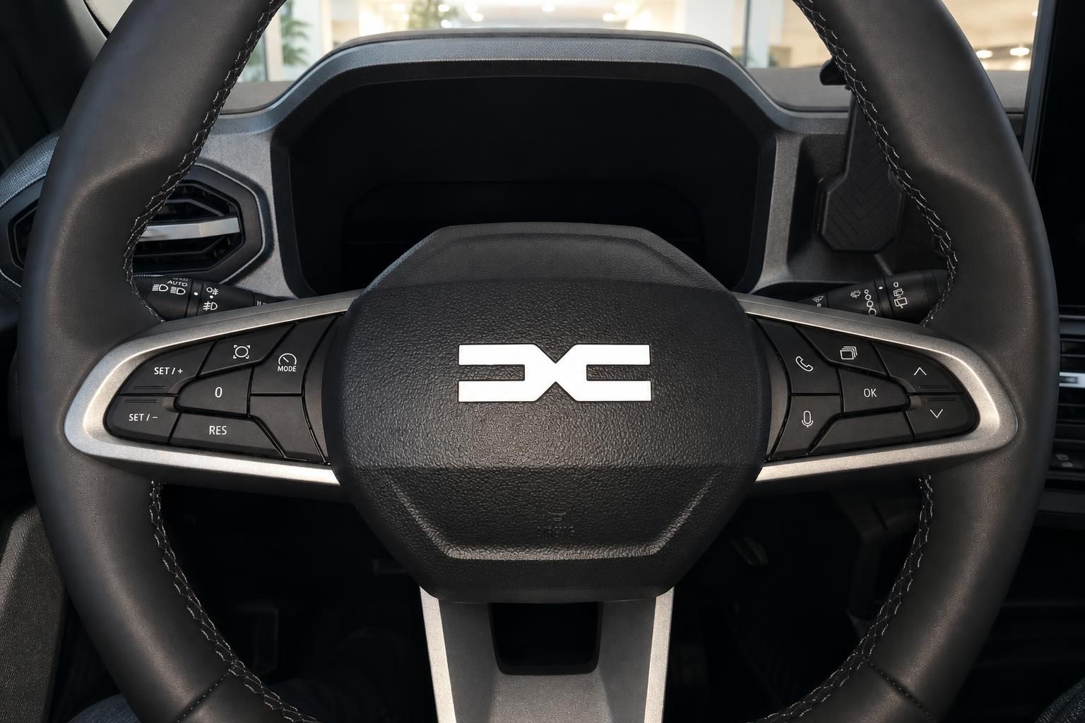 Nahaufnahme Lenkrad mit Dacia Logo und Multifunktionstasten