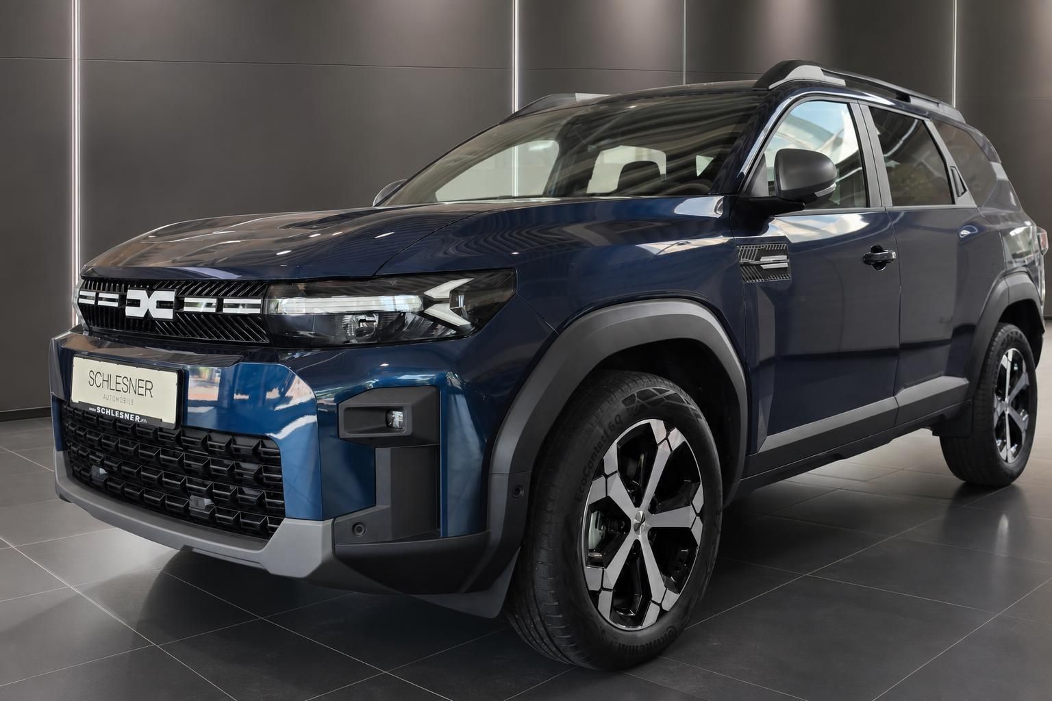 Dacia Bigster blau metallic, Frontansicht seitlich beim Haendler