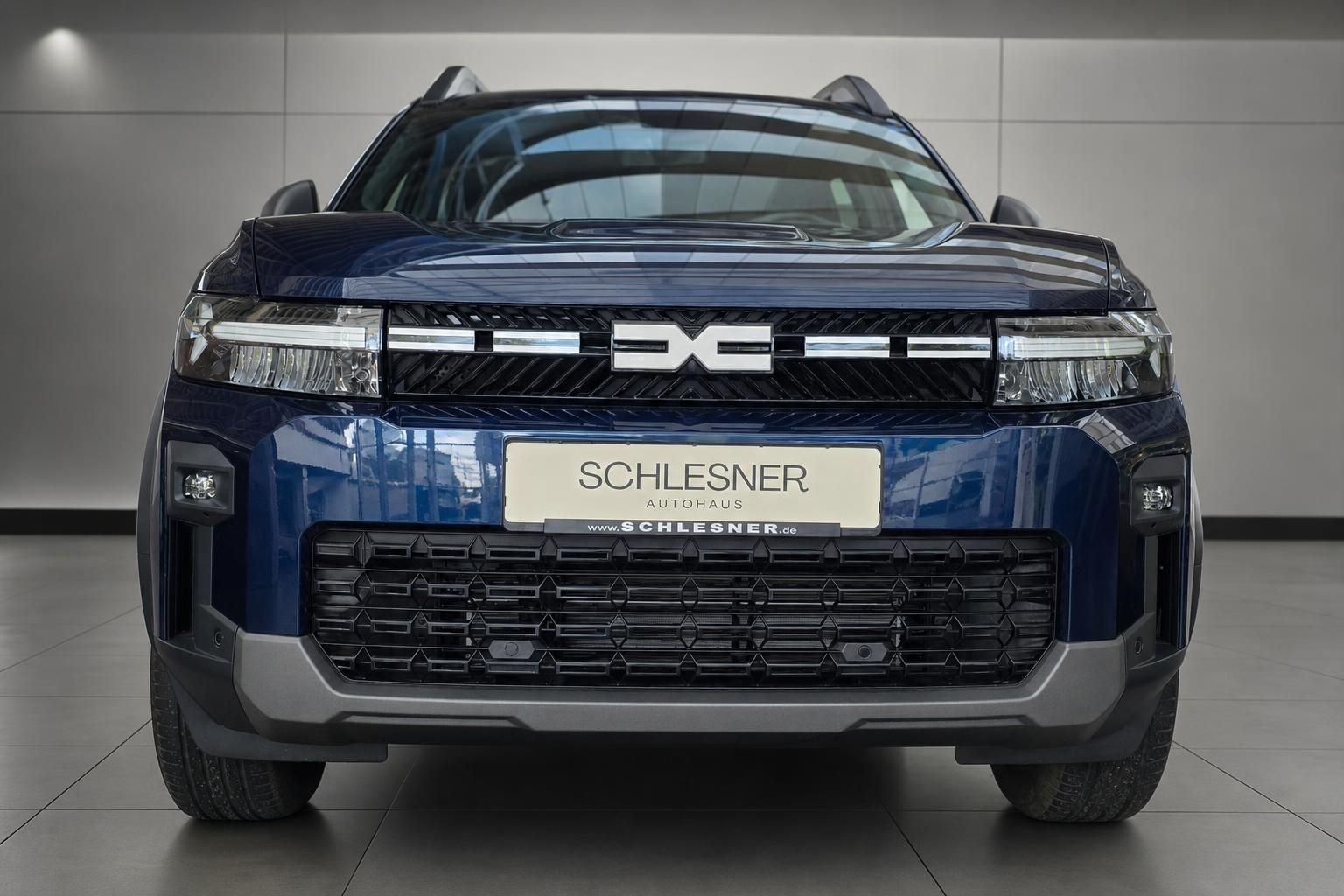 Dacia Bigster Frontalansicht mit Kuehlergrill und Kennzeichenhalter