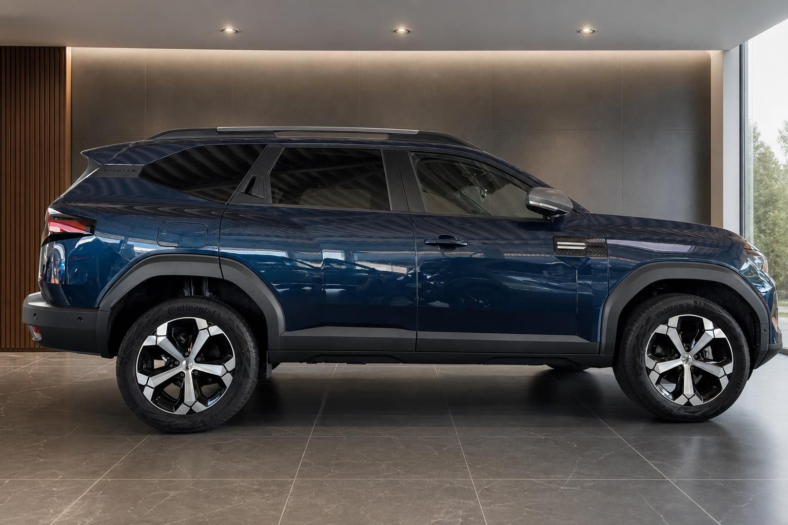 Dacia Bigster blau, Seitenansicht mit Dachreling im Showroom
