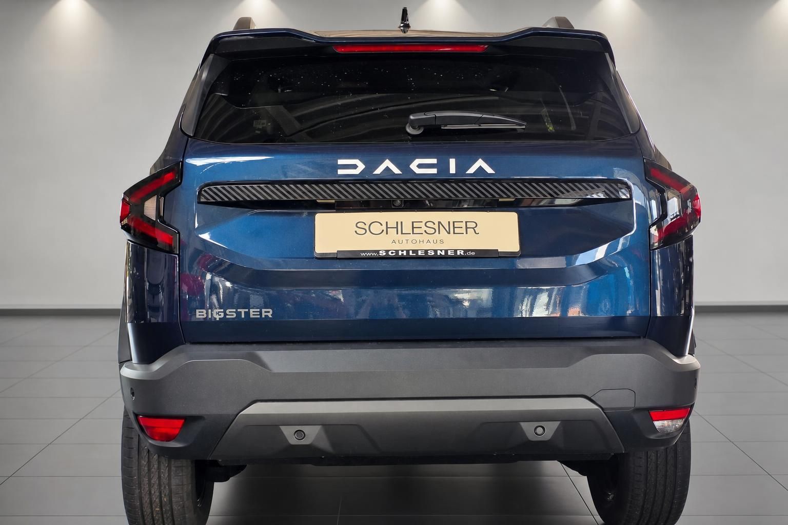 Dacia Bigster blau Heckansicht frontal mit Rückleuchten