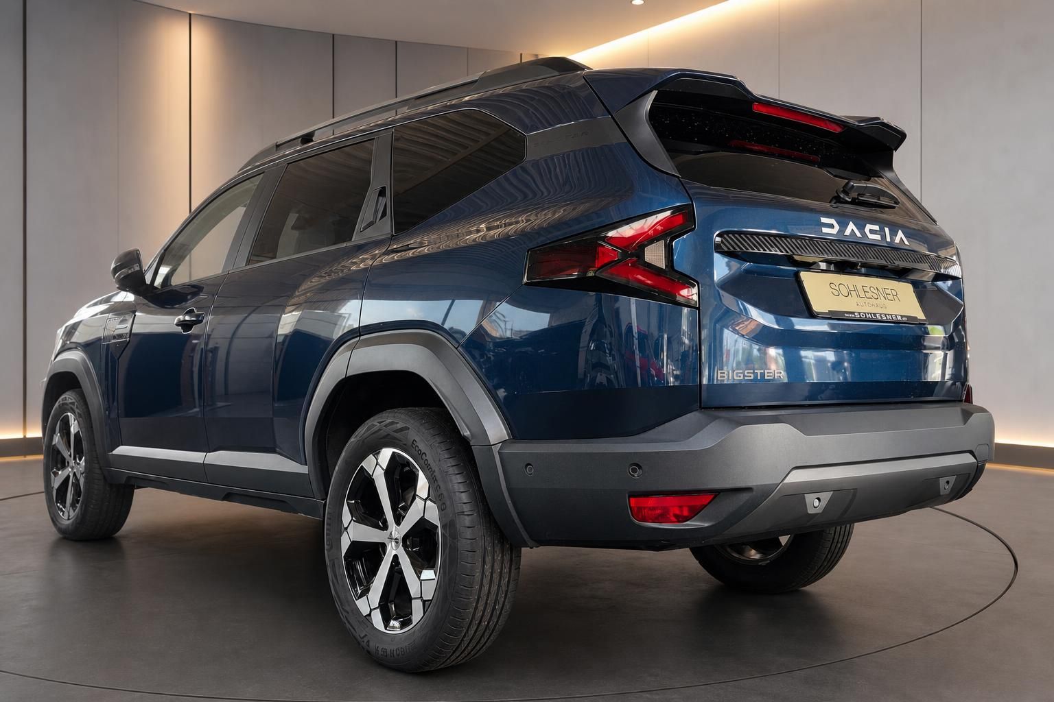 Dacia Bigster blau Heckansicht schräg mit Kennzeichenhalter