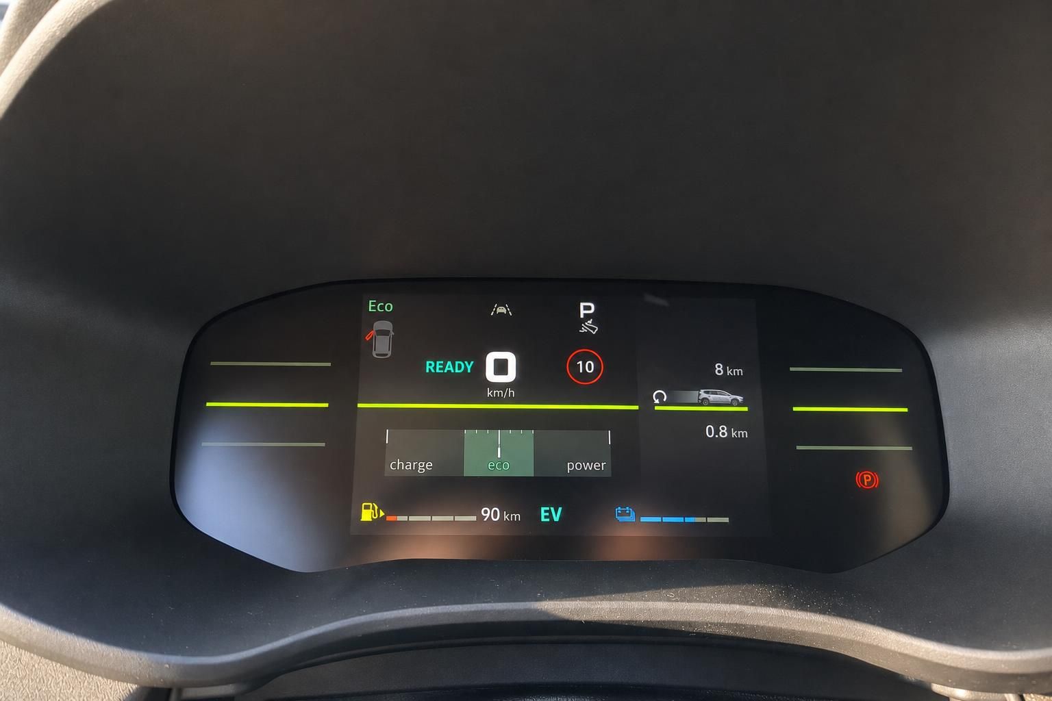 Digitales Armaturenbrett mit Eco-Modus und Elektrofahrzeug-Anzeigen im Fahrzeuginnenraum