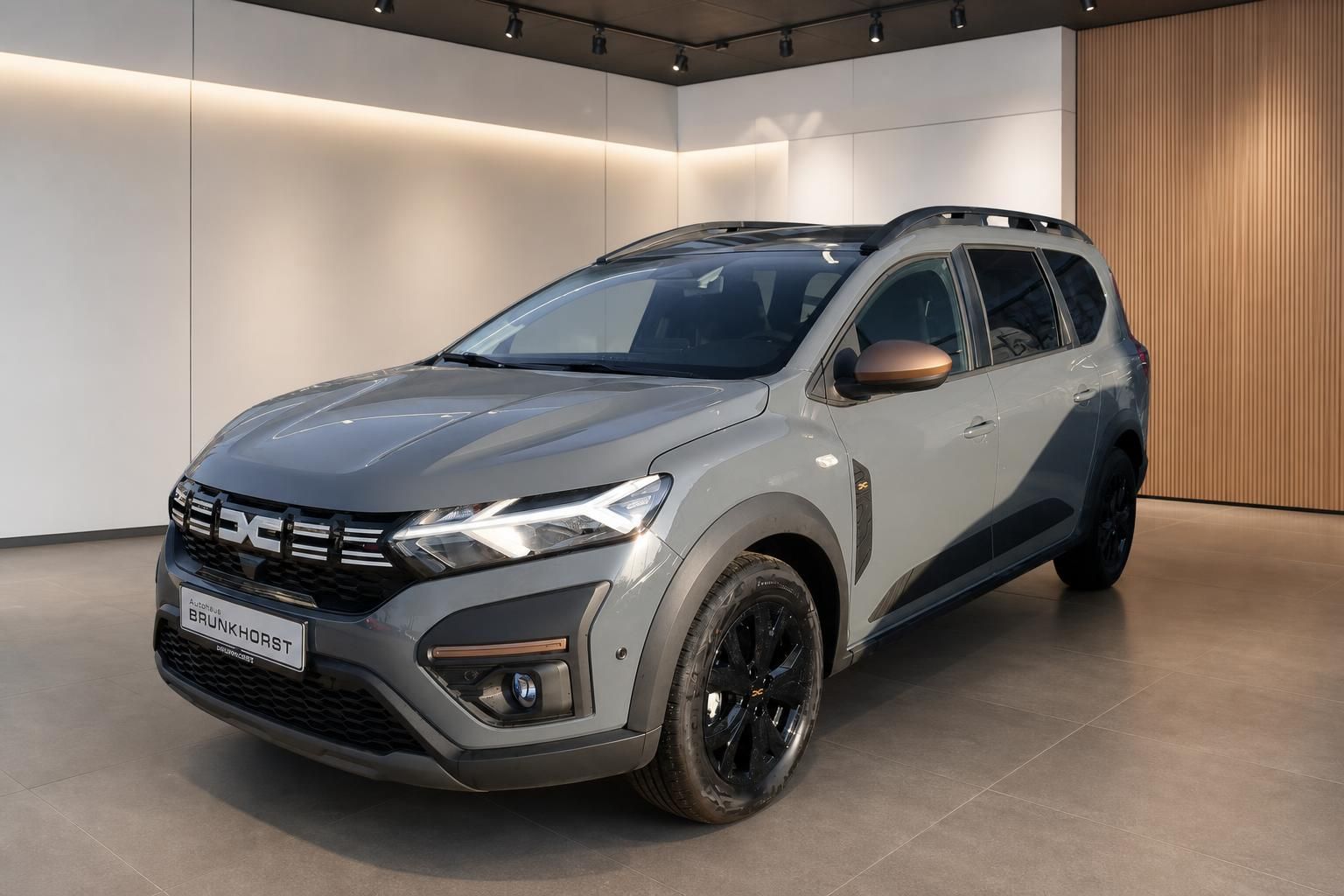 Dacia Jogger SUV grau metallic Frontansicht im Autohaus Showroom mit schwarzen Felgen