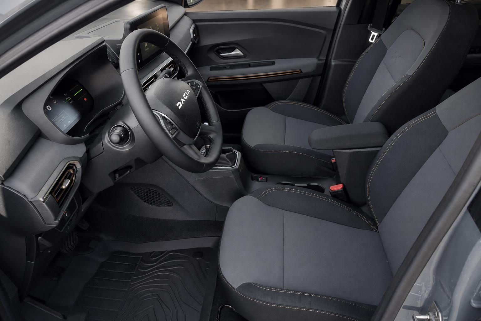 Dacia Innenraum Vordersitze schwarz grau mit Lenkrad und Mittelkonsole Fahrersicht