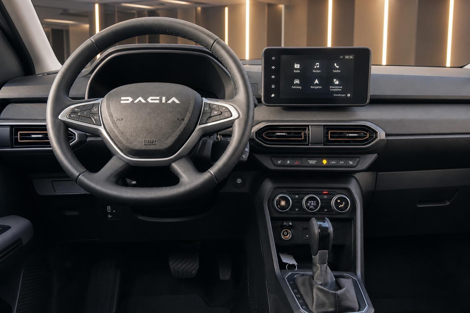 Dacia Fahrzeug Armaturenbrett mit Lenkrad Touchscreen und Klimaanlage Bedienelemente schwarz